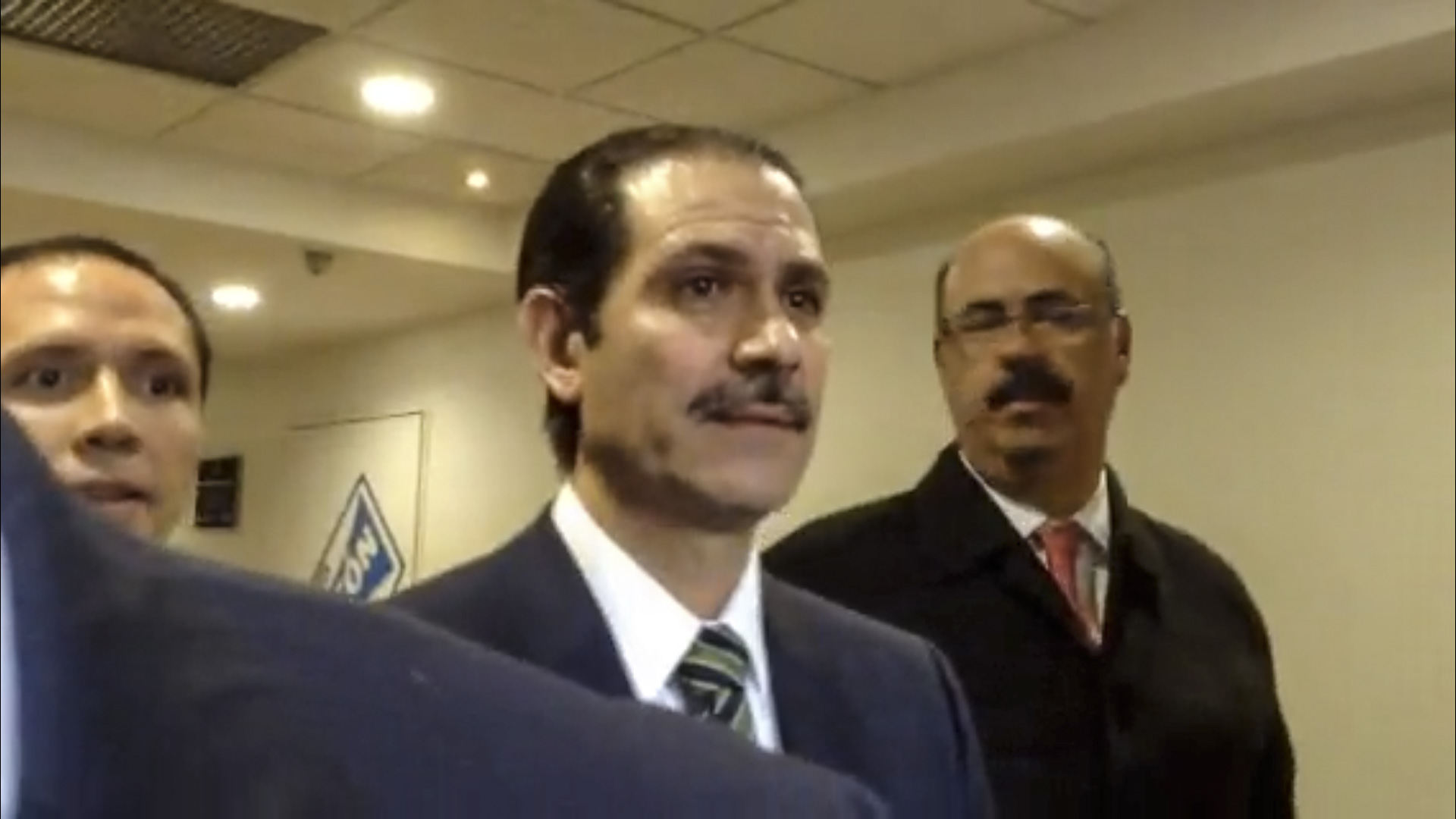 El ex gobernador de Sonora acompañado en todo momento por su abogado Antonio Gracia. FOTO: CUARTOSCURO.COM