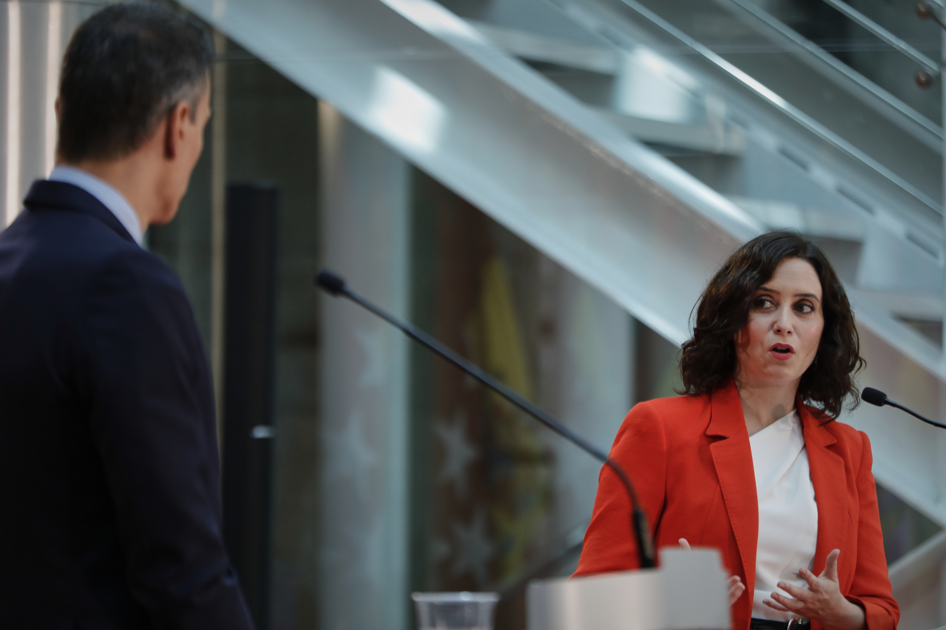 El presidente del Gobierno, Pedro Sánchez, y la presidenta de la Comunidad de Madrid, Isabel Díaz Ayuso, durante una rueda de prensa el 21 de septiembre de 2020. (EUROPA PRESS/J. Hellín)

