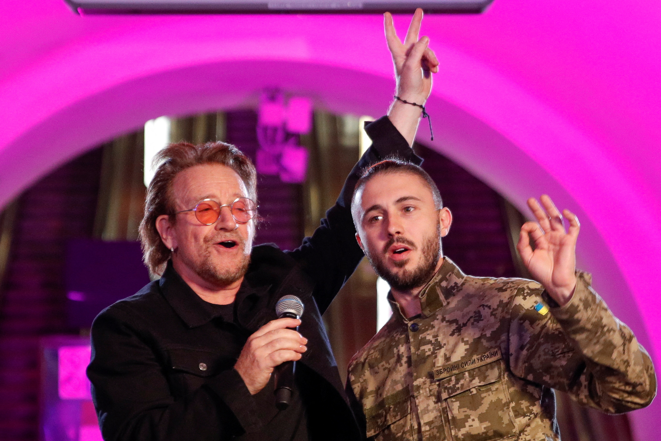 Bono junto a Taras Topolia, líder de la popular banda ucraniana “Antytila” (REUTERS/Valentyn Ogirenko)