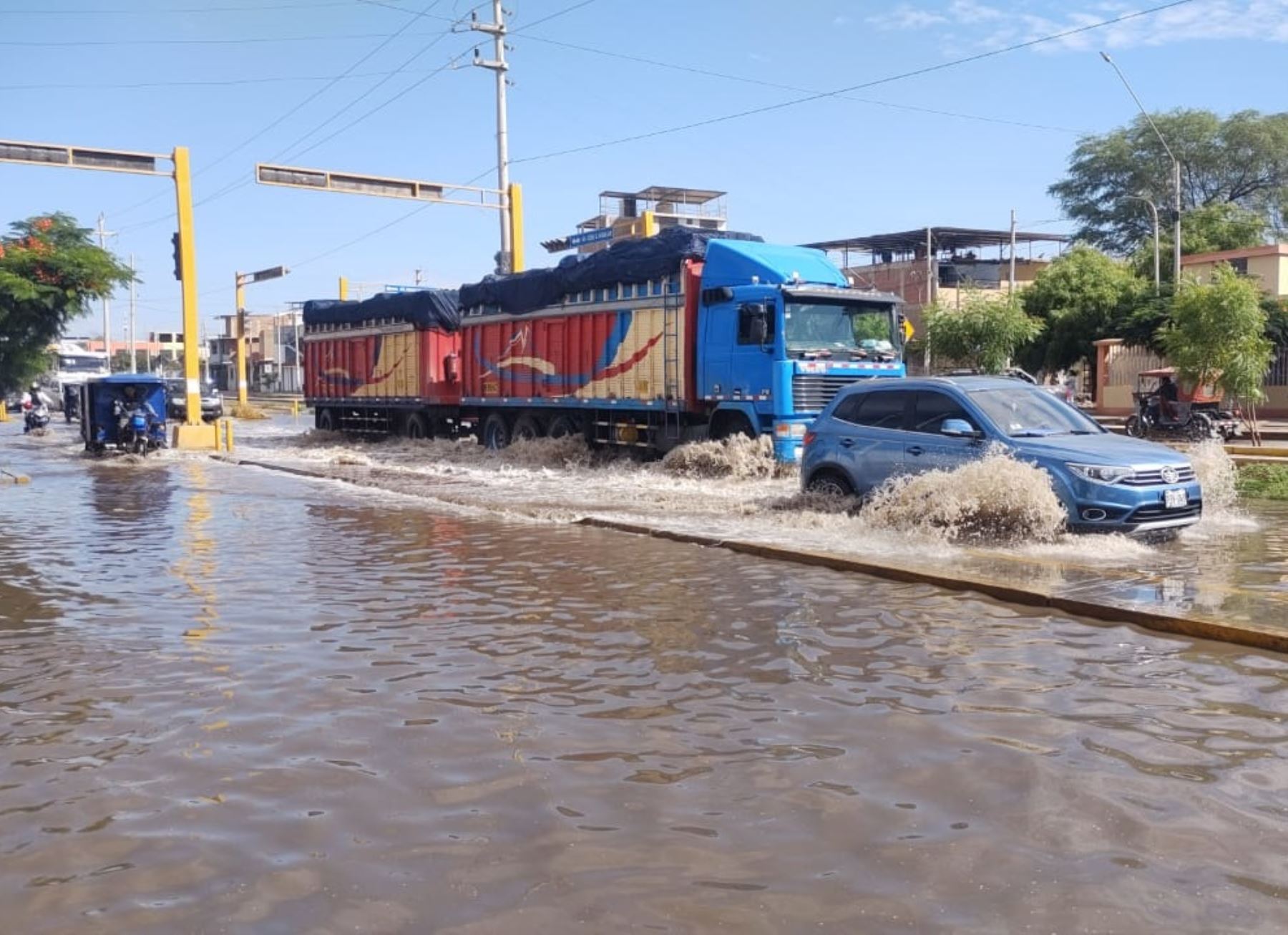 Lluvias torrenciales inundan calles de Piura