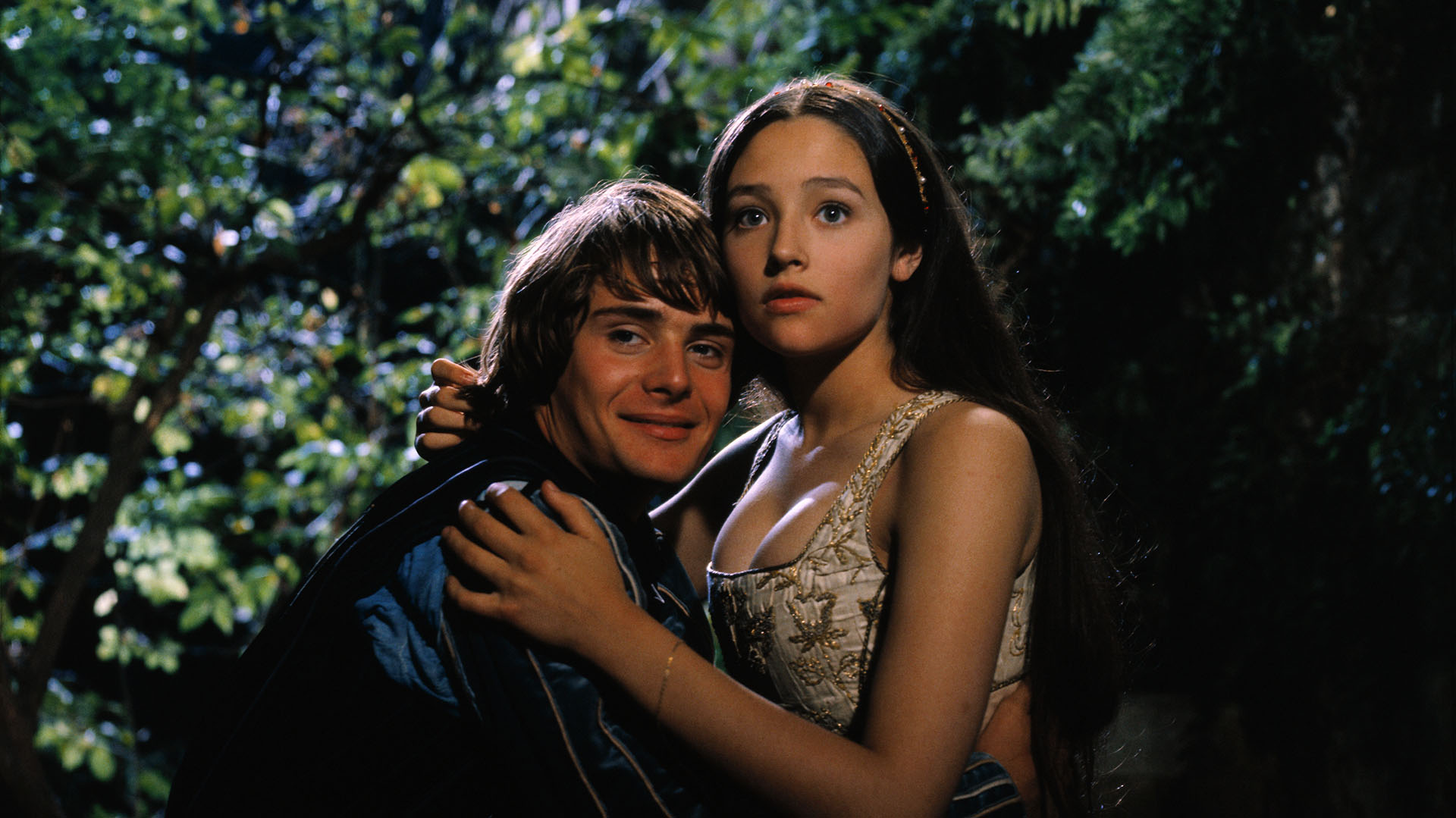 Leonard Whiting interpreta a Romeo Montague y Olivia Hussey interpreta a Juliet Capuleto en la producción de 1968 de Romeo y Julieta de Shakespeare dirigida por Franco Zeffirelli.

