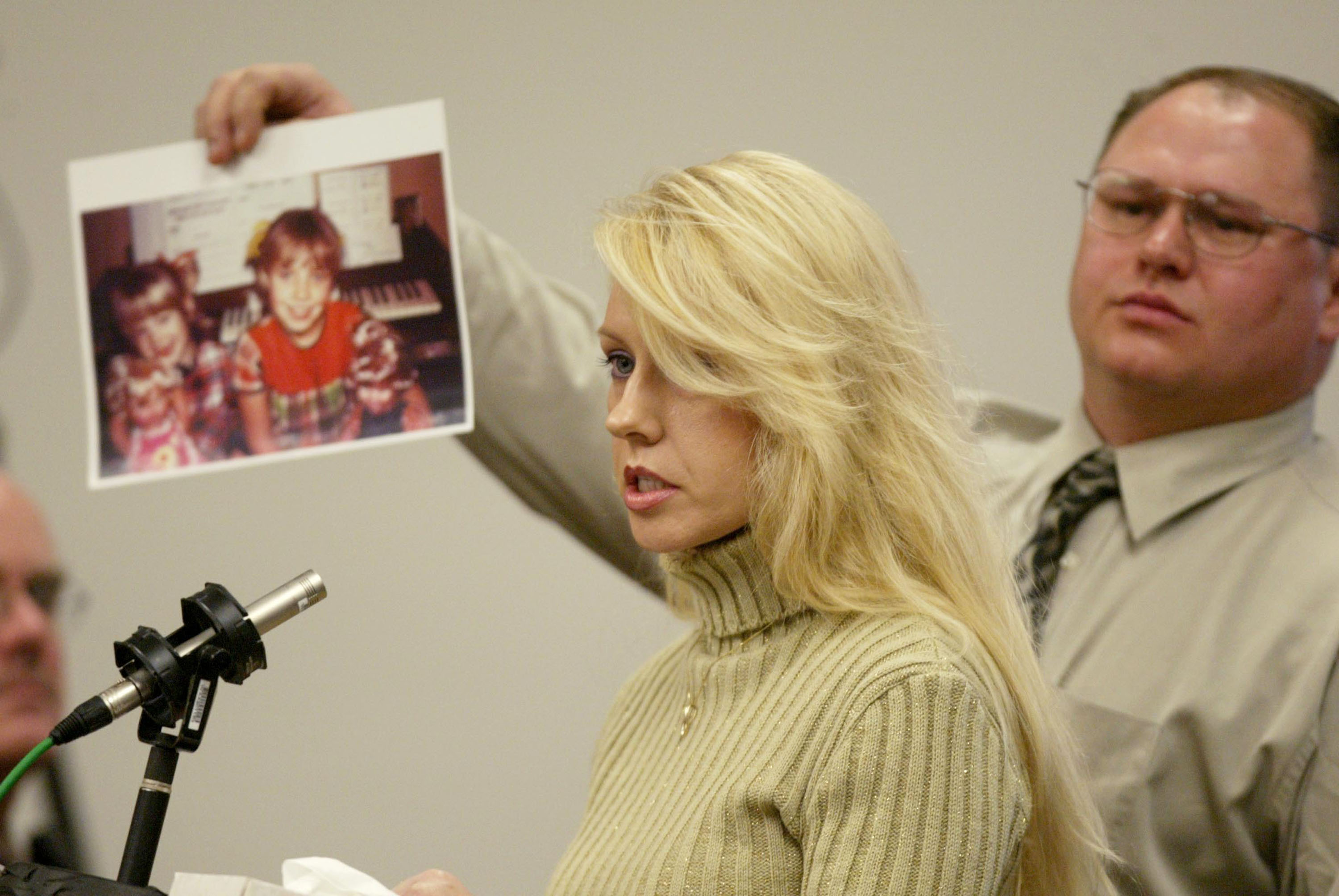 Virginia Graham, hermana de la víctima Debra Estes, hablando en la corte durante la sentencia a Gary Ridgway (Photo by Josh Trujillo-Pool/Getty Images)