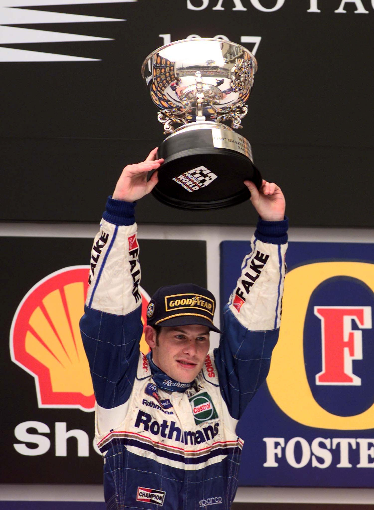 Jacques Villeneuve fue campeón mundial con 26 años y derrotó a Michael Schumacher (REUTERS/Enrique Marcarian/File Photo)