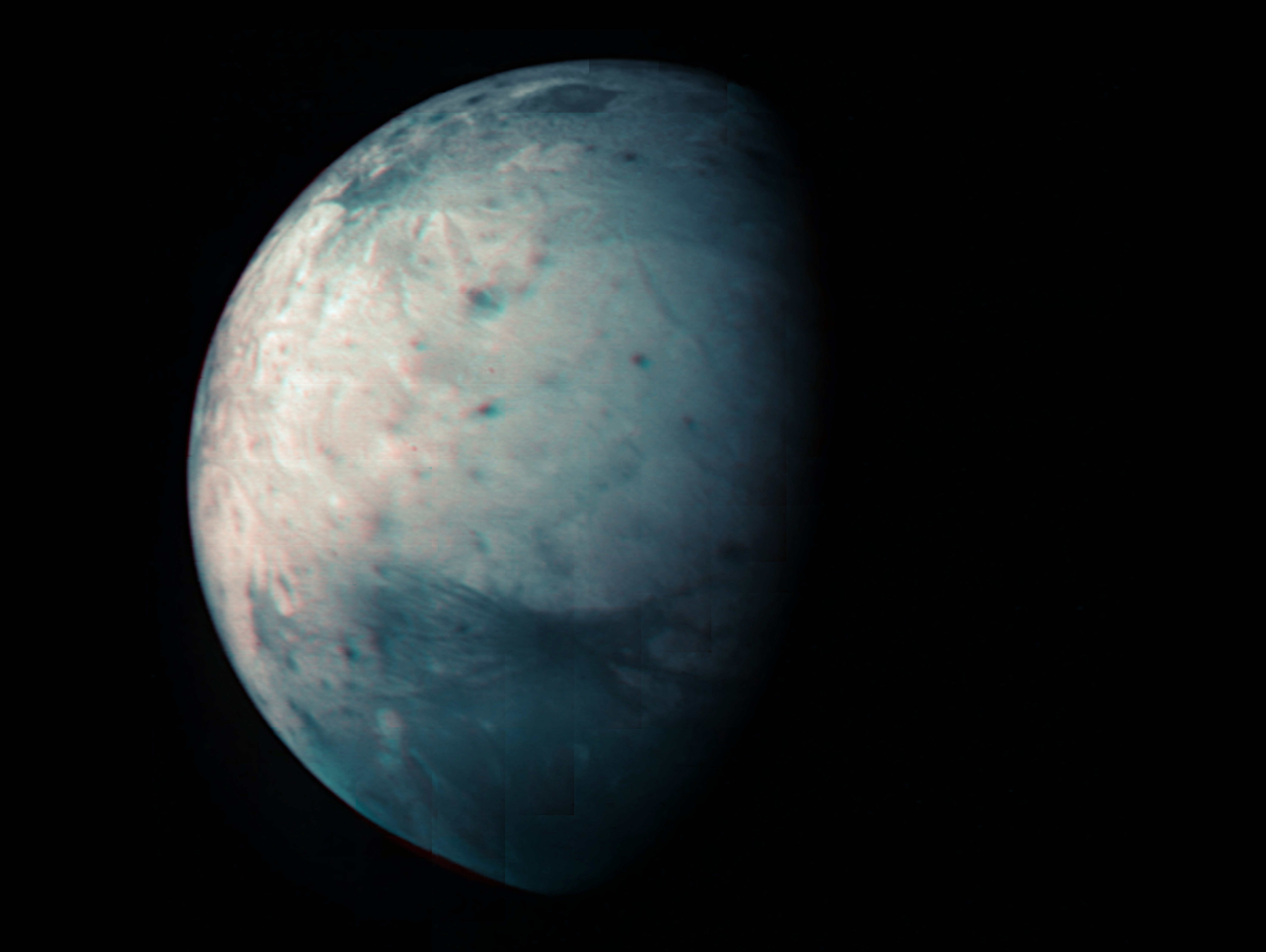 La vista infrarroja de la luna helada de Júpiter, Ganímedes, fue obtenida por el instrumento Jovian Infrared Auroral Mapper (JIRAM) a bordo de la  nave espacial Juno de la NASA (NASA/JPL-CALTECH)
