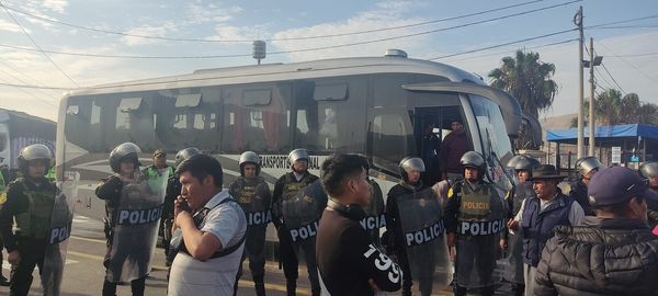 Decenas de efectivos de la Policía Nacional realiza rigurosas revisiones en Pucusana a los buses que llegan a Lima