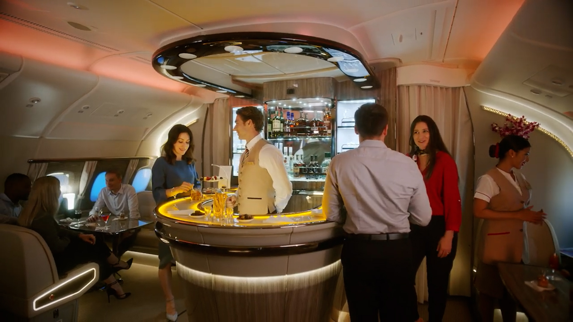 El bar a bordo de la sección de primera clase de Emirates. (Captura de video Emirates)