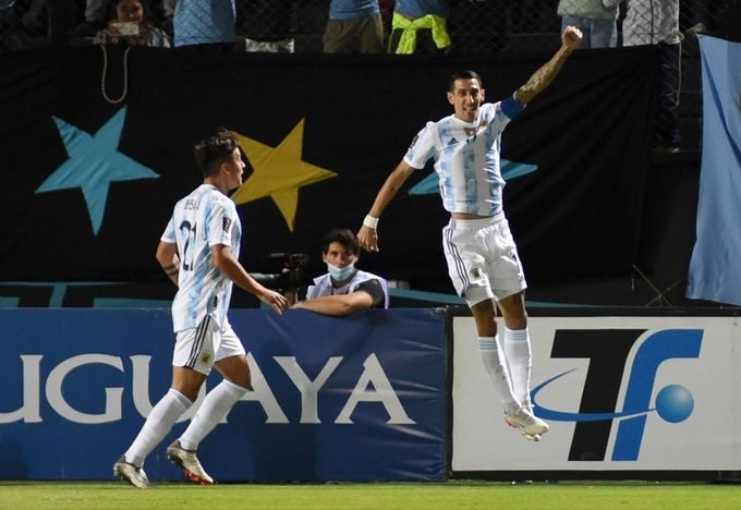 Di María, con la cinta en su brazo izquierdo, celebra su tanto contra Uruguay (Foto: EP)