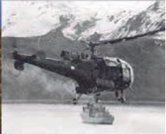 Un helicóptero Alouette en plena operación en las Georgias. De fondo la corbeta Guerrico. Fotografía gentileza Fernando Bernabé Santos.