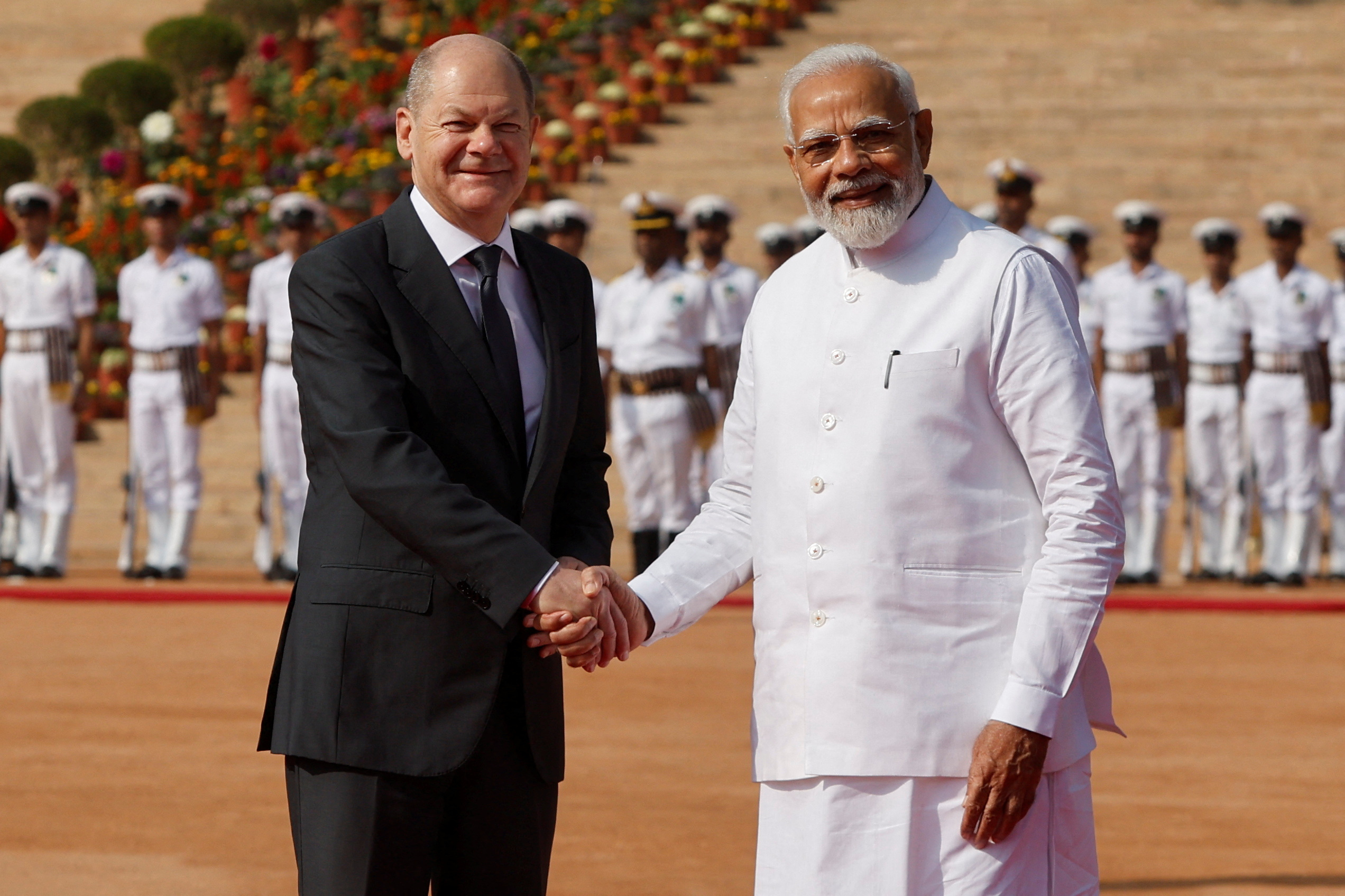 Olaf Scholz llegó a la India para una visita centrada en el comercio