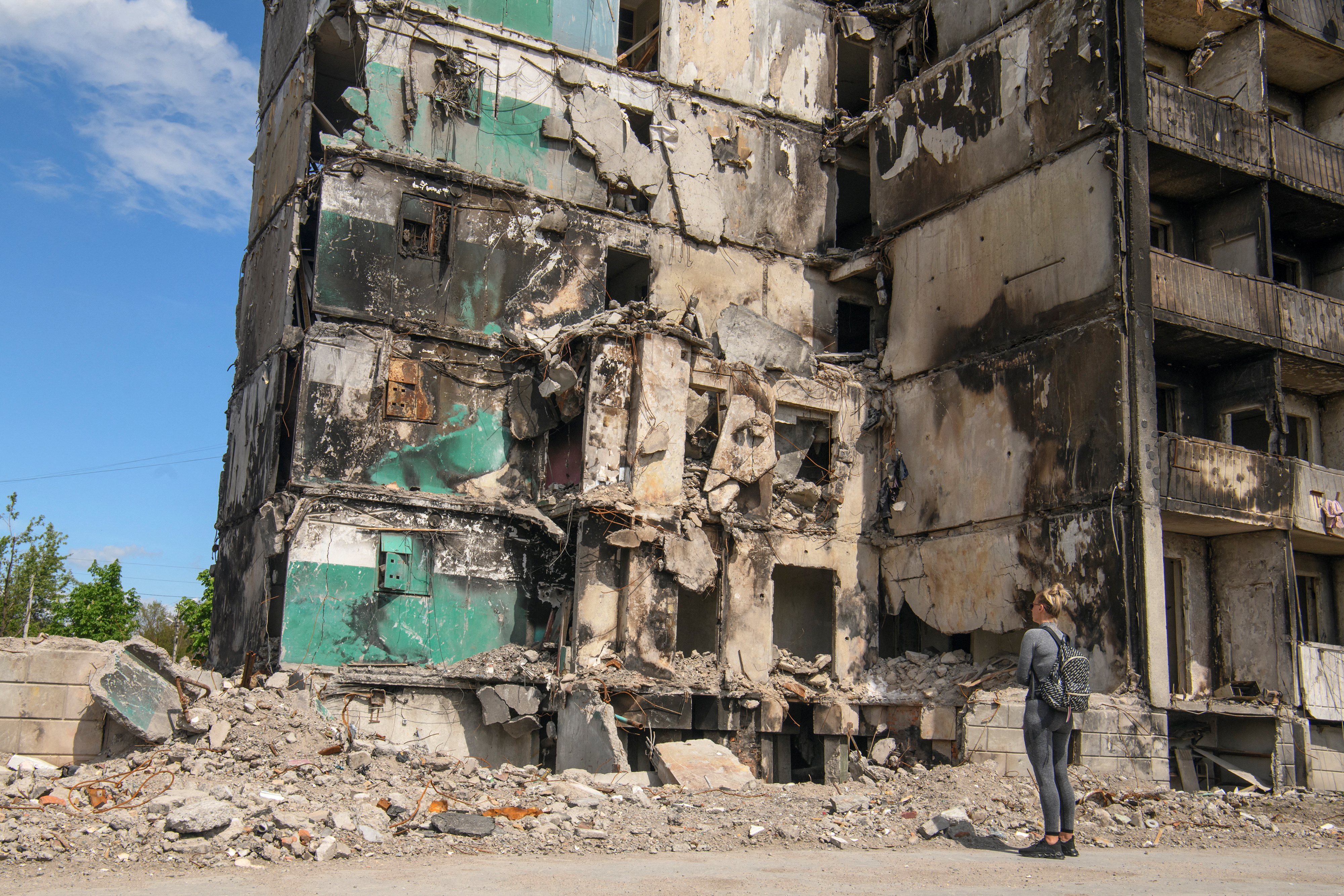 Anna mira un edificio residencial donde estaba su apartamento, después de que fuera destruido durante la invasión rusa de Ucrania en la ciudad de Borodianka, en la región de Kyiv, Ucrania 13 de mayo de 2022.  REUTERS/Vladyslav Musiienko