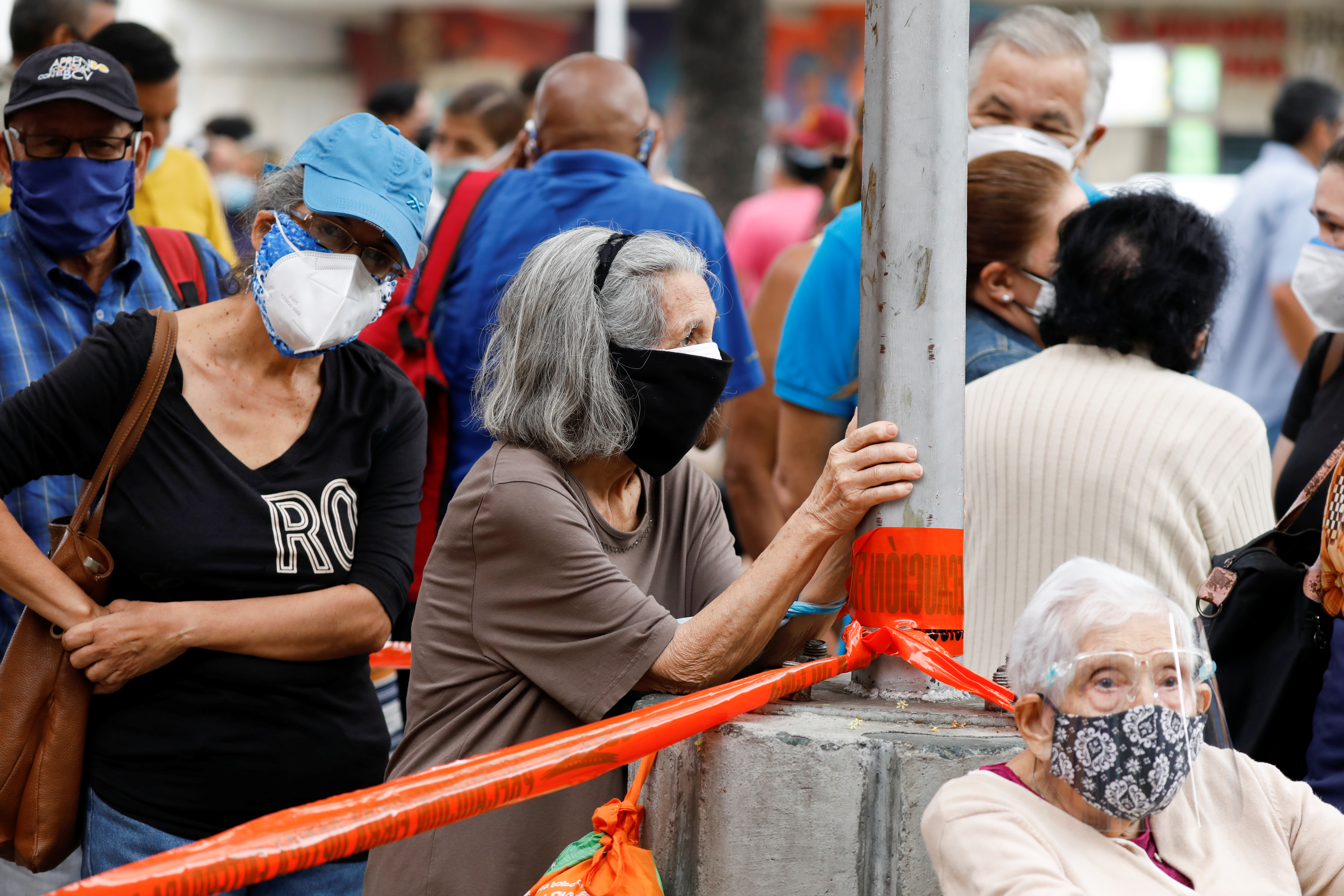 Personas esperando ser vacunadas en Venezuela (REUTERS/Leonardo Fernández Viloria)