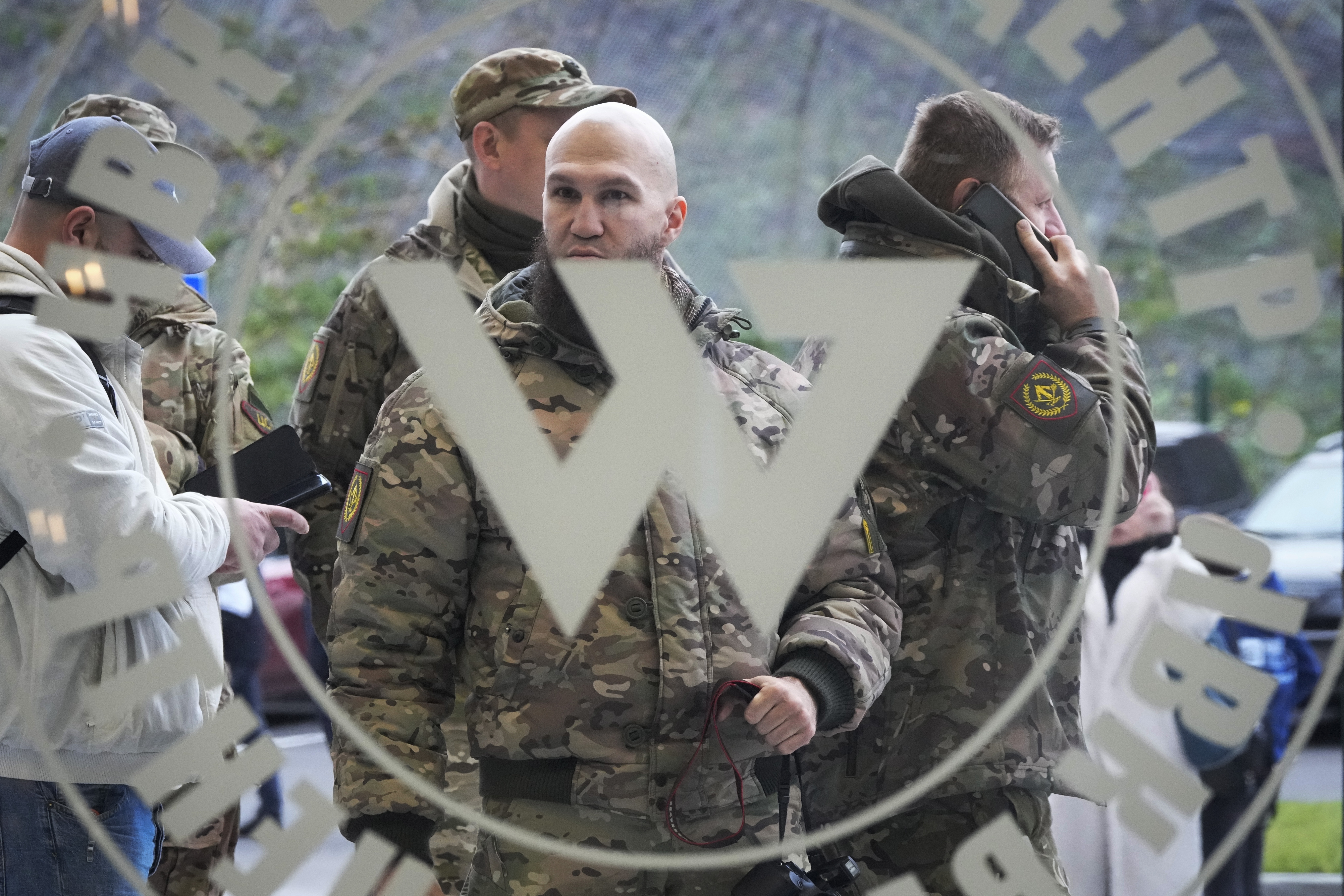 Visitantes vestidos con ropa de camuflaje militar en la entrada del "Centro Wagner PMC", vinculado al empresario y fundador del grupo militar privado Wagner, Yevgeny Prigozhin, durante la apertura del bloque de oficinas durante el Día de la Unidad Nacional, en San Petersburgo, Rusia, el viernes 4 de noviembre de 2022. (AP Foto, Archivo)