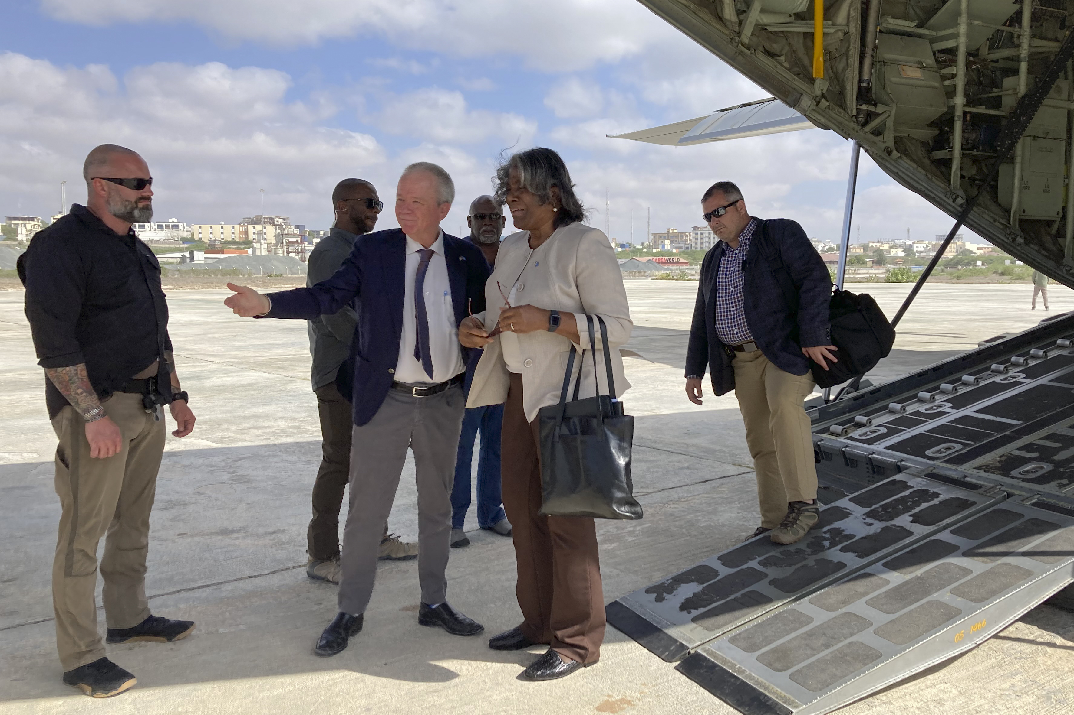 La embajadora estadounidense ante las Naciones Unidas, Linda Thomas-Greenfield, al centro, es recibida por Larry Andre, embajador de Estados Unidos ante Somalia, al centro a la izquierda, el domingo 29 de enero de 2023 a la llegada de Thomas-Greenfield a Mogadiscio, Somalia. (AP Foto/Cara Anna)