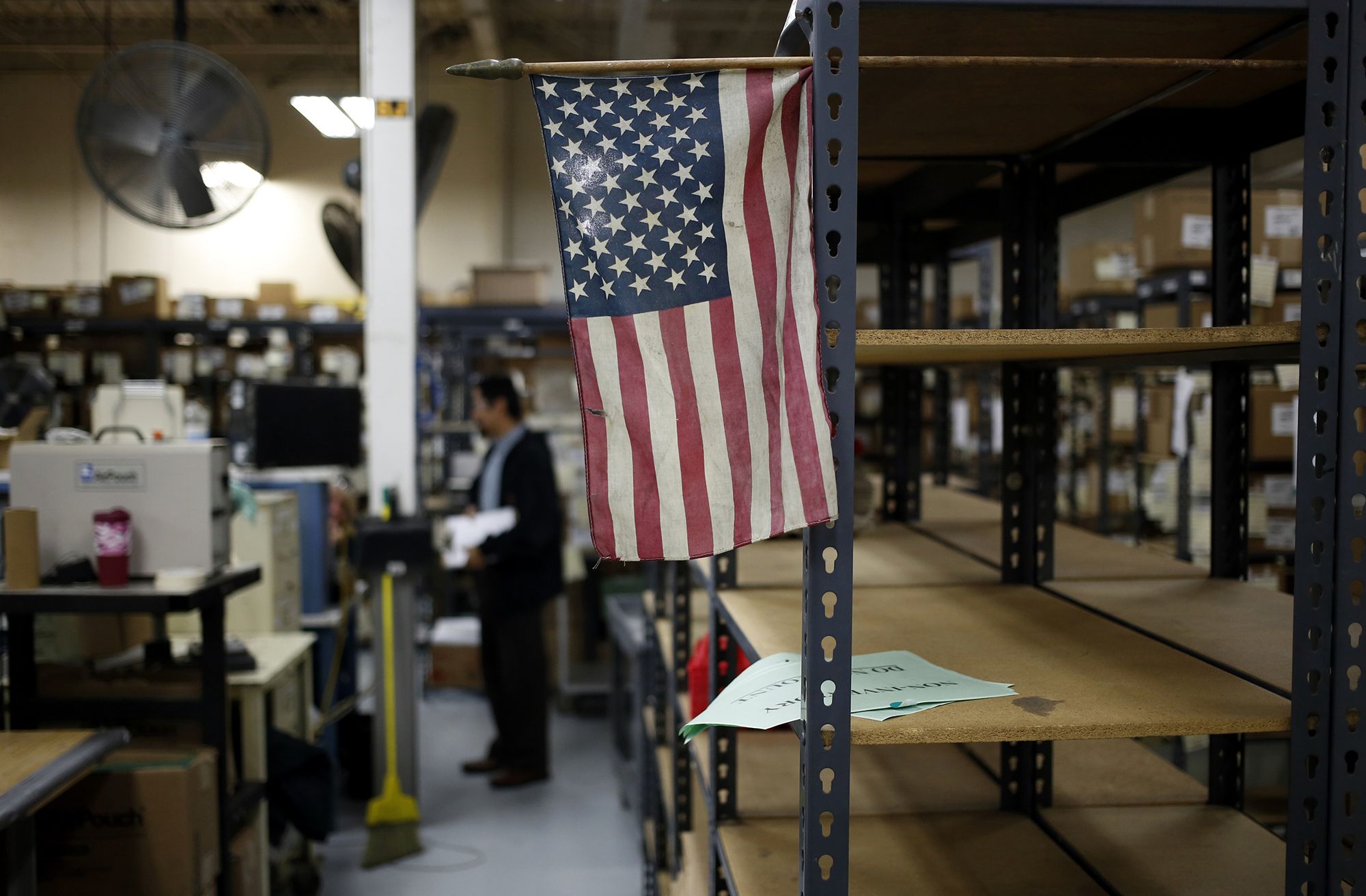 Una bandera estadounidense en una fábrica de Bowling Green, Kentucky (Bloomberg)
