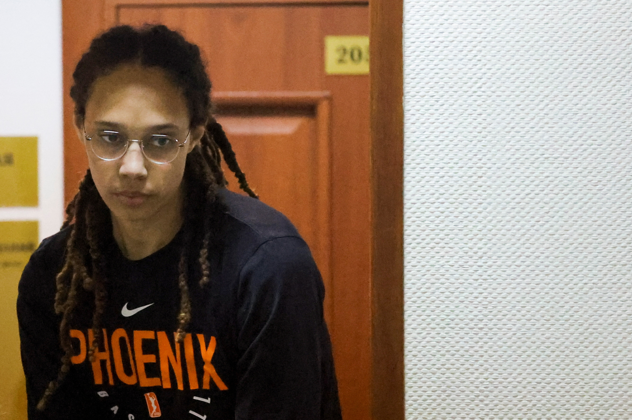Brittney Griner es escoltada ante una audiencia judicial en Khimki, en las afueras de Moscú (REUTERS/Evgenia Novozhenina)