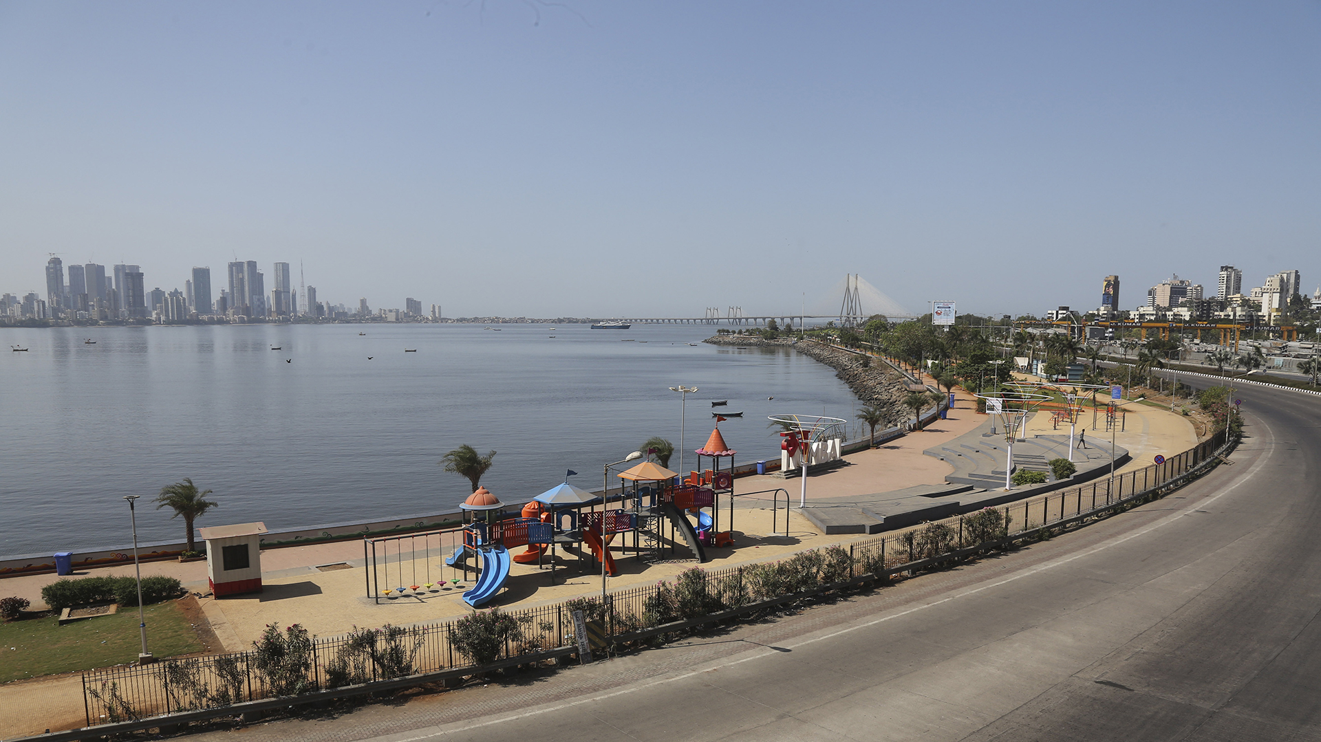 Un parque en Mumbai, India, vacío por la cuarentena contra el coronavirus, el 22 de marzo de 2020. (AP Foto/Rafiq Maqbool)