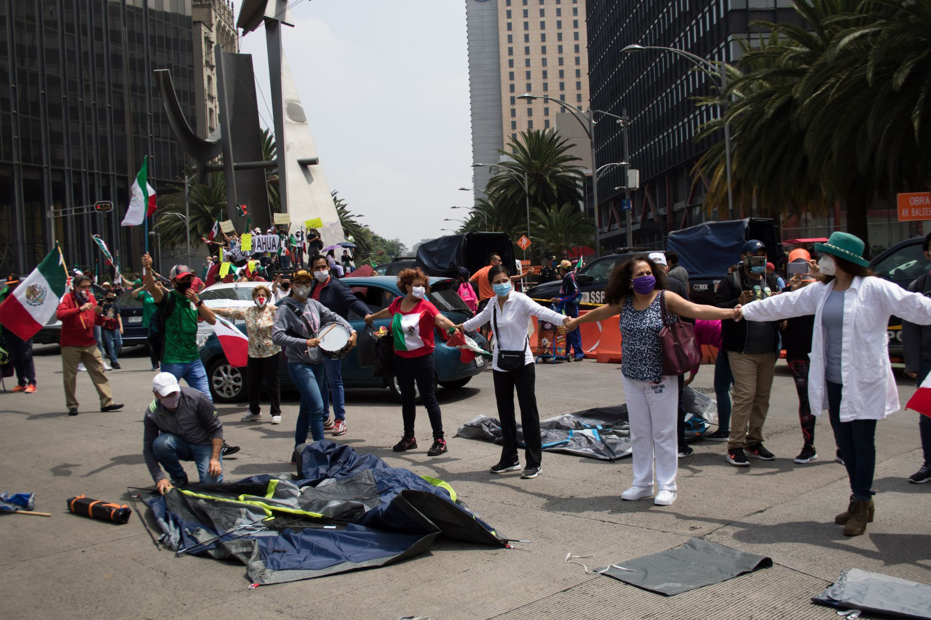 CIUDAD DE MÉXICO, 20SEPTIEMBRE2020.- Integrantes del Frente Nacional Anti-AMLO provenientes de diferentes estados de la República continúan con su plantón sobre avenida Juárez para exigir la renuncia del Jefe del Ejecutivo, al mediodía un caravana en auto de simpatizantes de este movimiento llegaron en apoyo por avenida Reforma, lo que aprovecharon para extender el plantón con casas de campaña en la glorieta en donde cruzan avenida Reforma, Juárez y Balderas. FOTO: MOISÉS PABLO/CUARTOSCURO.COM