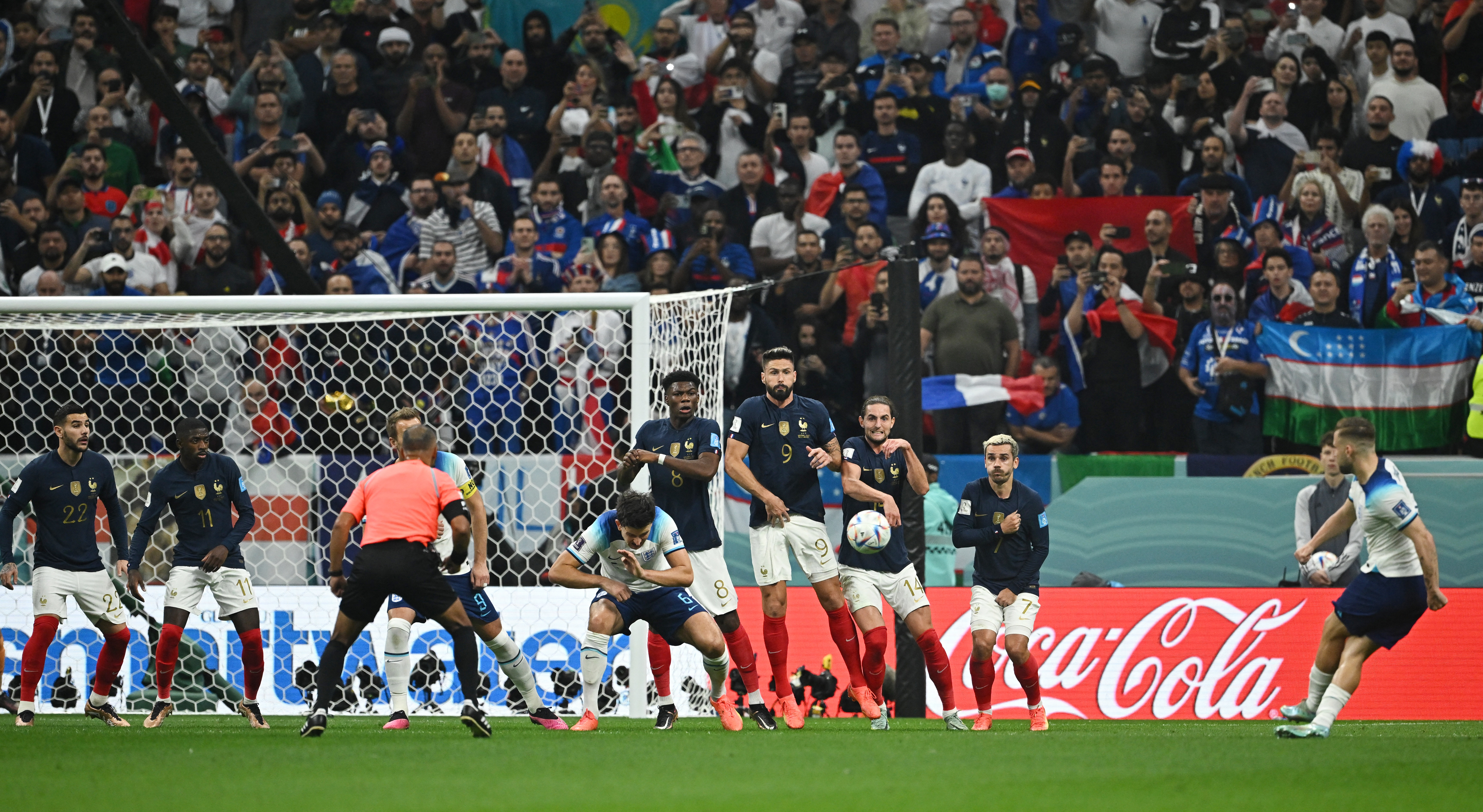 Luke Shaw ejecuta el tiro libre para Inglaterra que terminó en las manos de Hugo Lloris (REUTERS/Dylan Martinez)