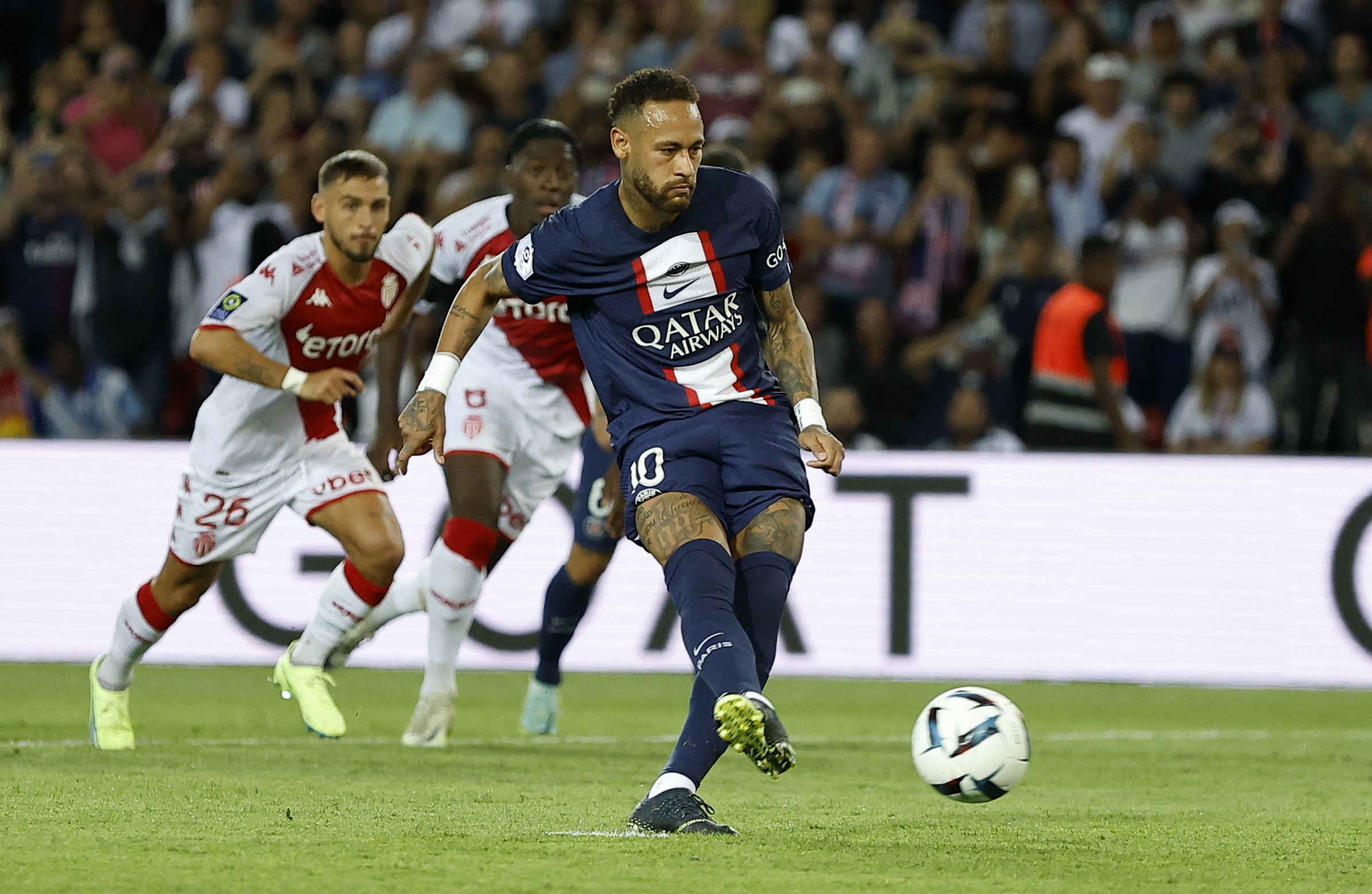 El toque sutil de Neymar en el penal (REUTERS/Christian Hartmann)