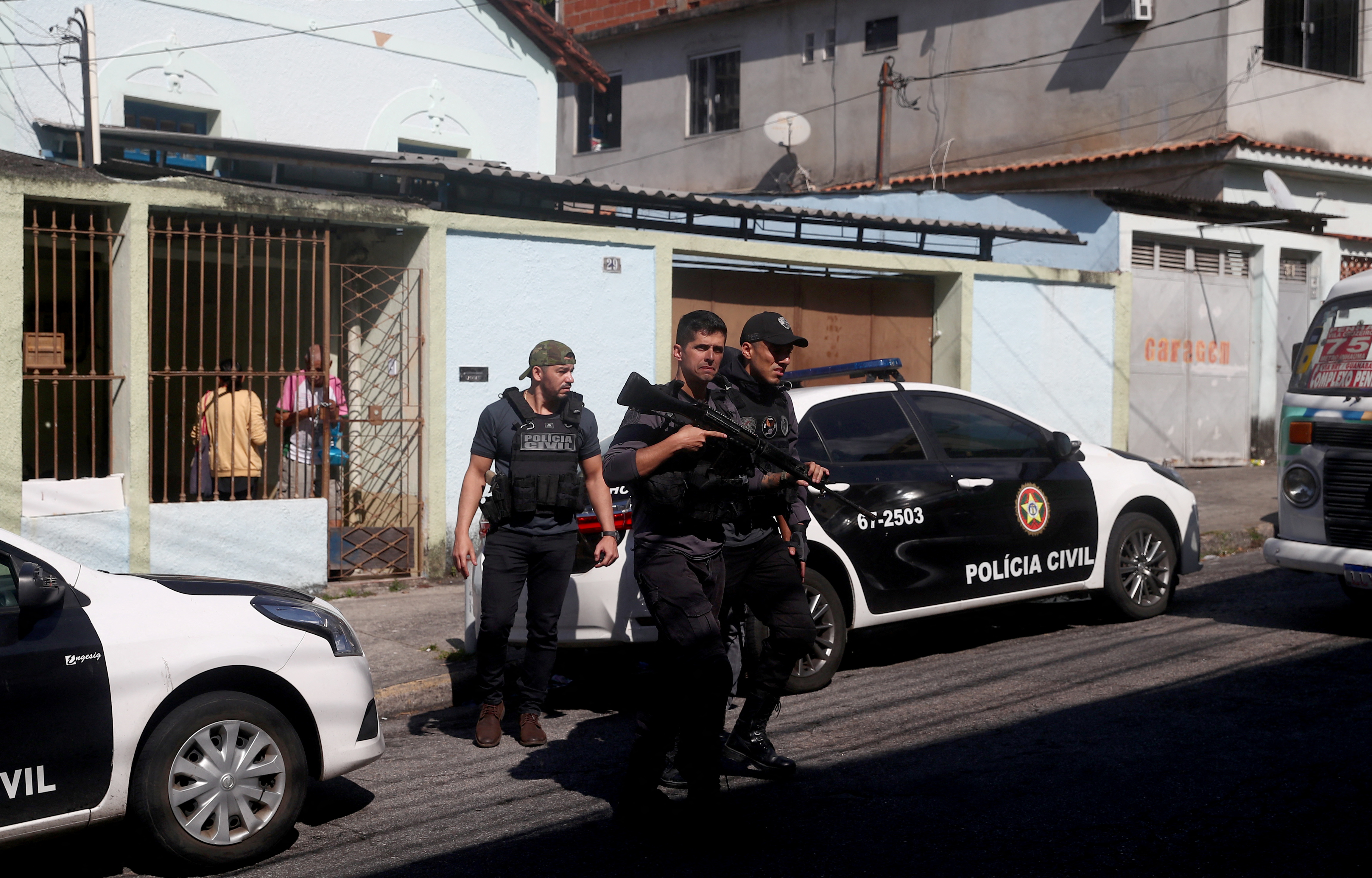 Policías en Vila Cruzeiro tras el operativo de este martes (REUTERS/Pilar Olivares)