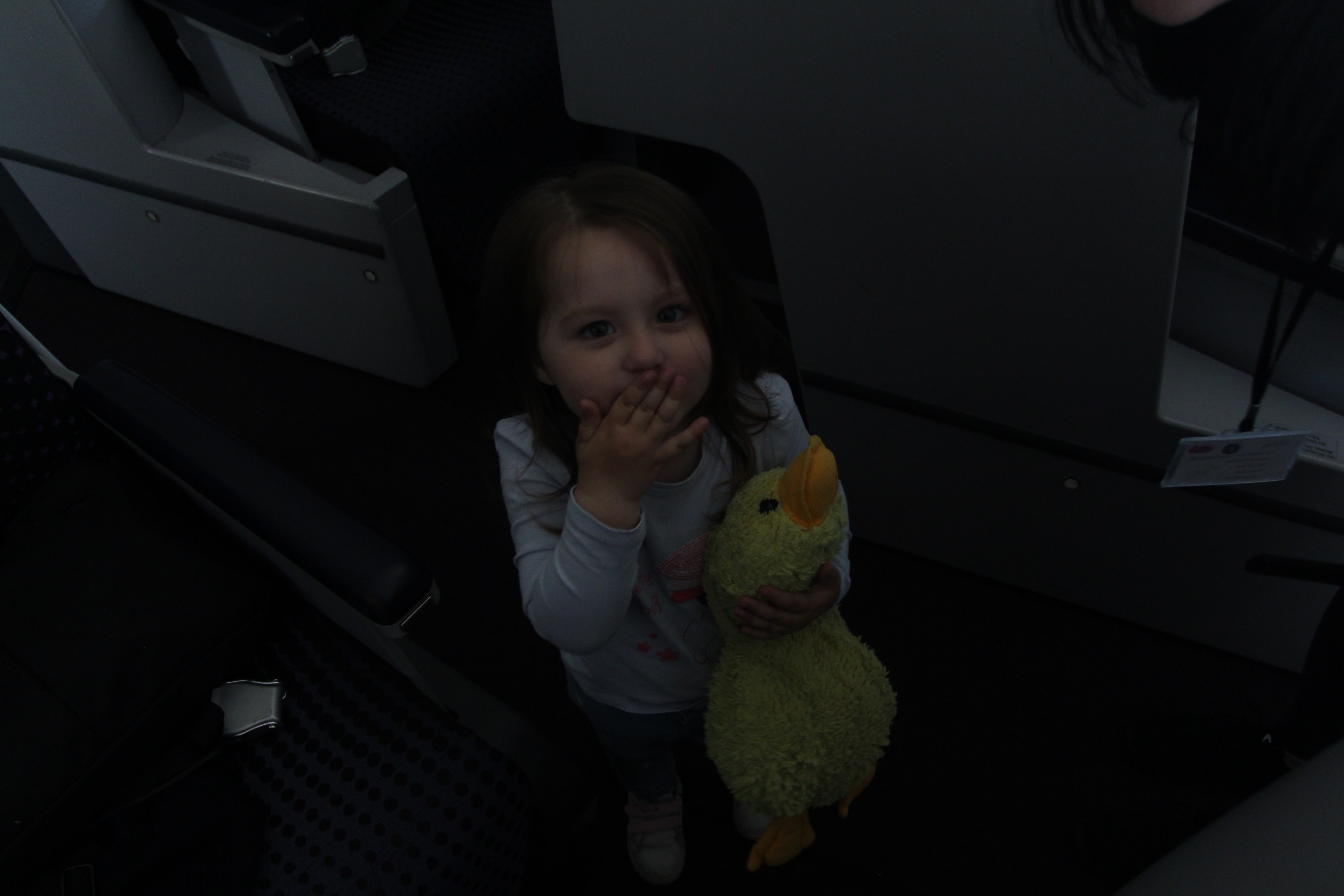 Lala, la hija menor de Alina, con su pato de peluche en pleno viaje