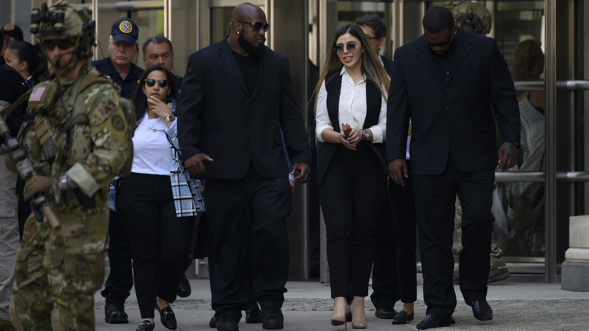 Emma Coronel Aispuro, esposa de 'El Chapo' Guzmán abandona la la Corte Federal en Brooklyn, New York, durante el juicio que se le lleva a cabo a sus marido (Foto: AFP)