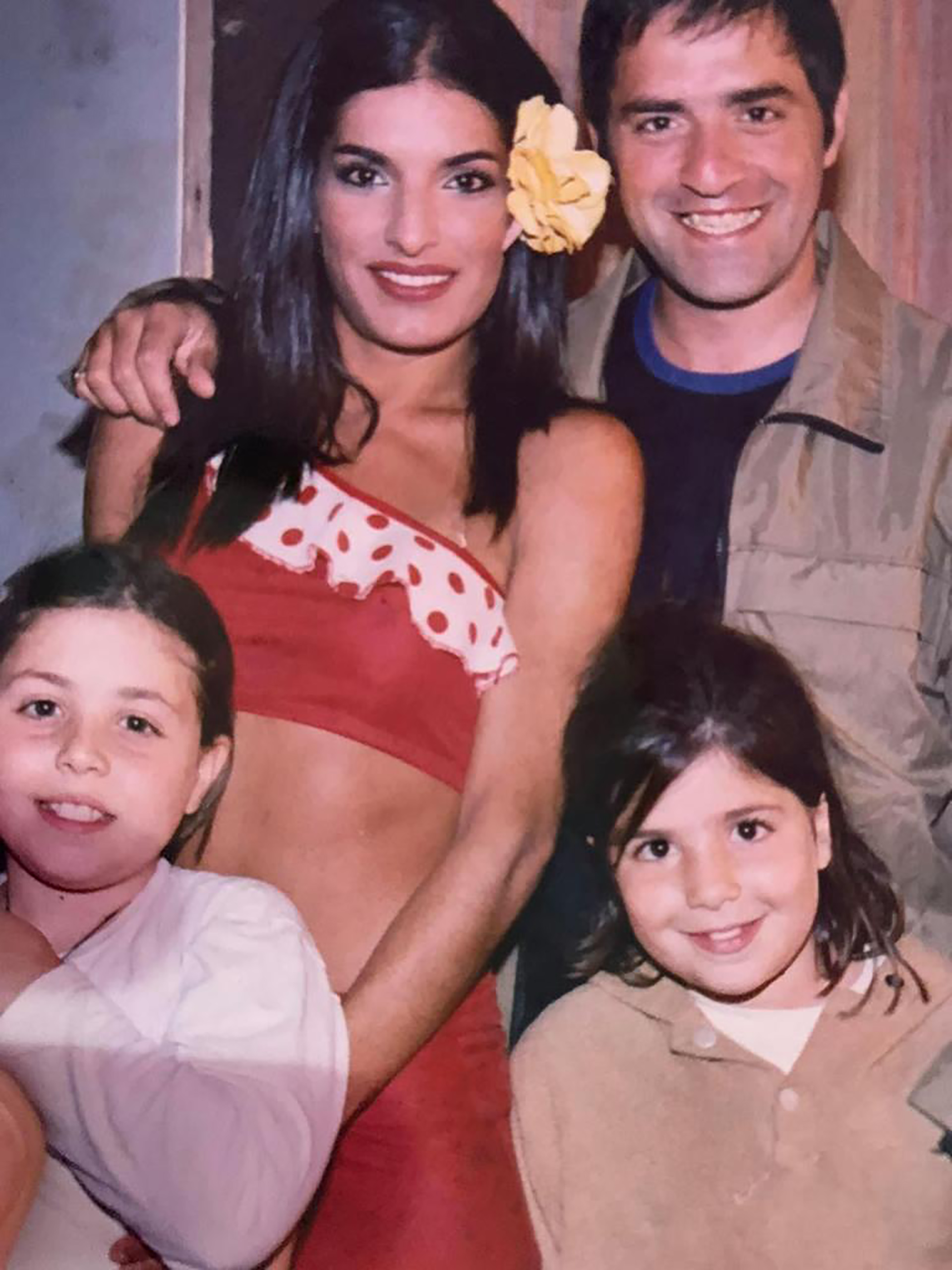 Mariano Iúdica, Rominina Propato, y las hijas de él, María Valentina y María Bernarda, en 2004