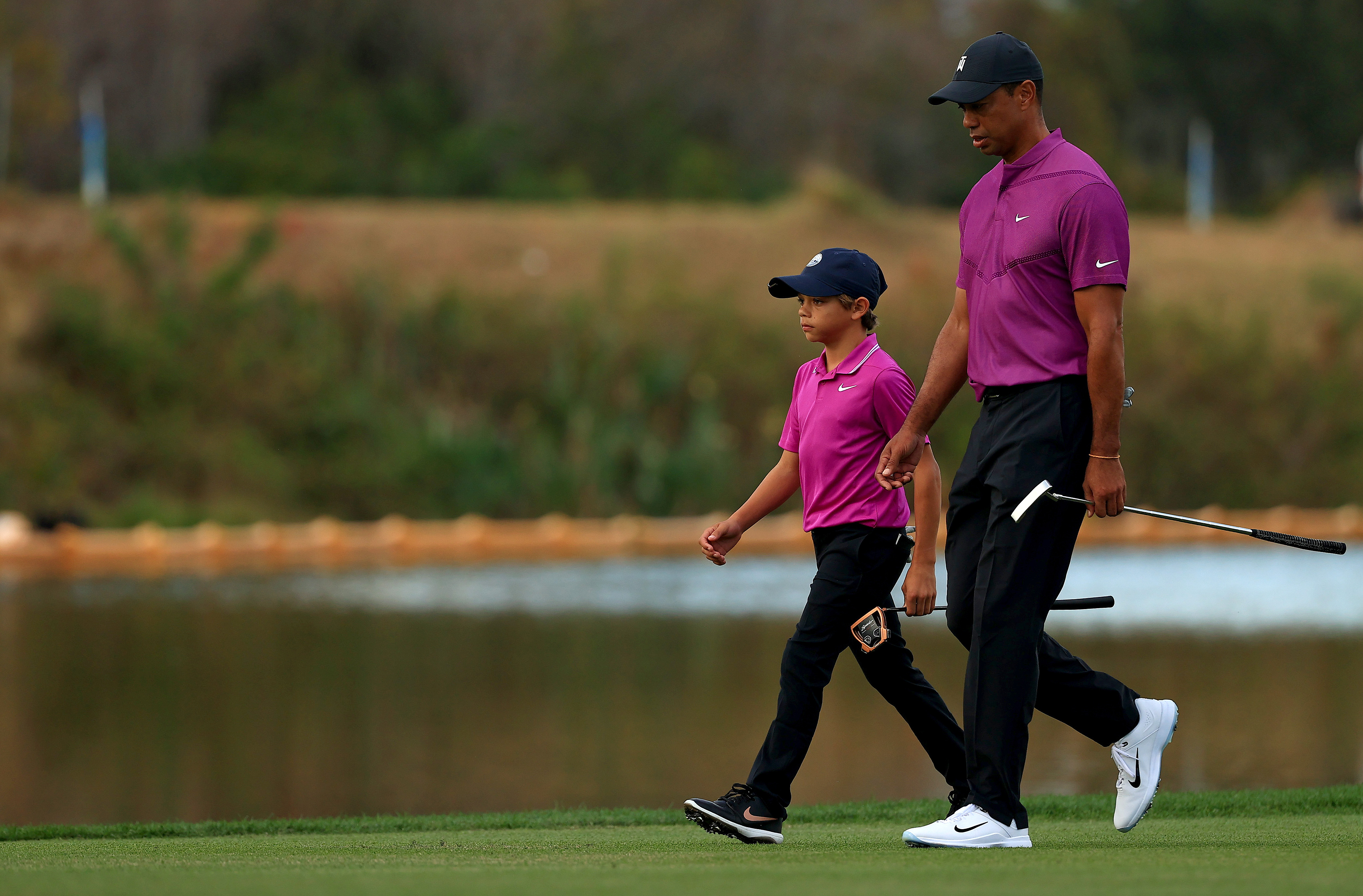 Tiger Woods y Charlie vestidos de la misma forma durante el torneo (AFP)