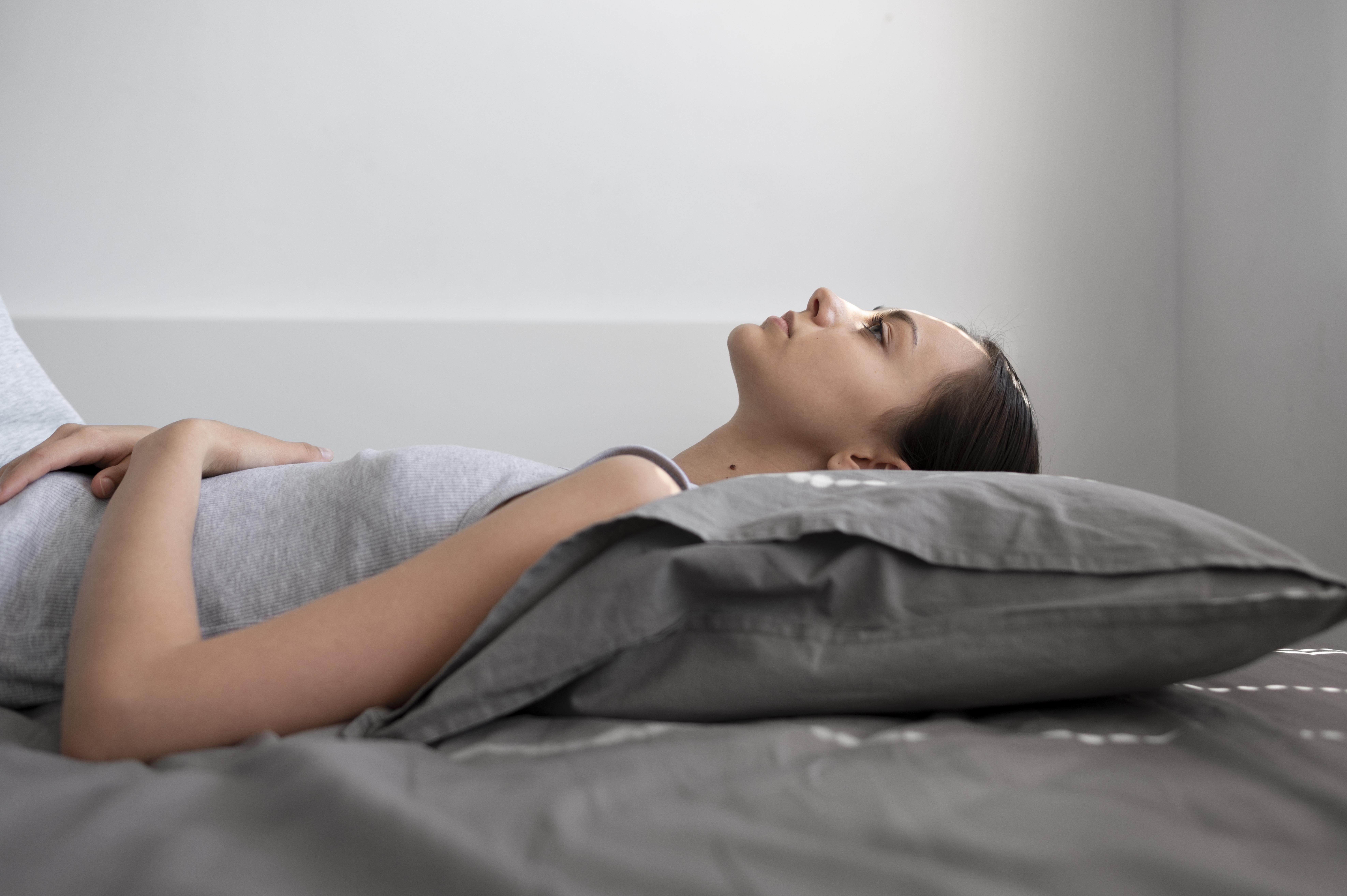 Parálisis del sueño: de qué se trata esta condición y por qué expertos apuntan a las “experiencias fuera del cuerpo” 
