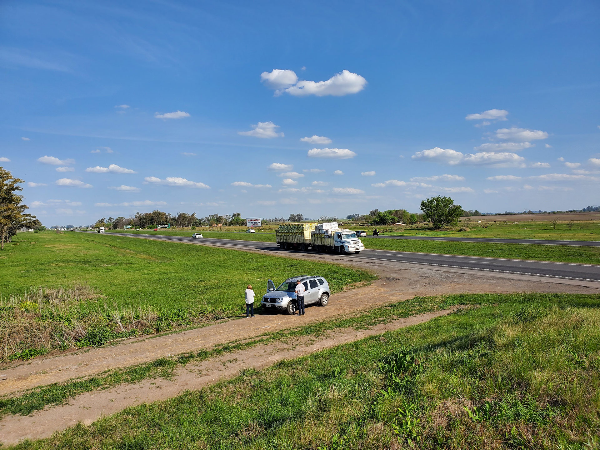 Mis guías Daniel Biscia y Graciela Carro, a punto de comenzar el periplo por el camino de tierra que sale desde el puente hacia Puerto de Obligado