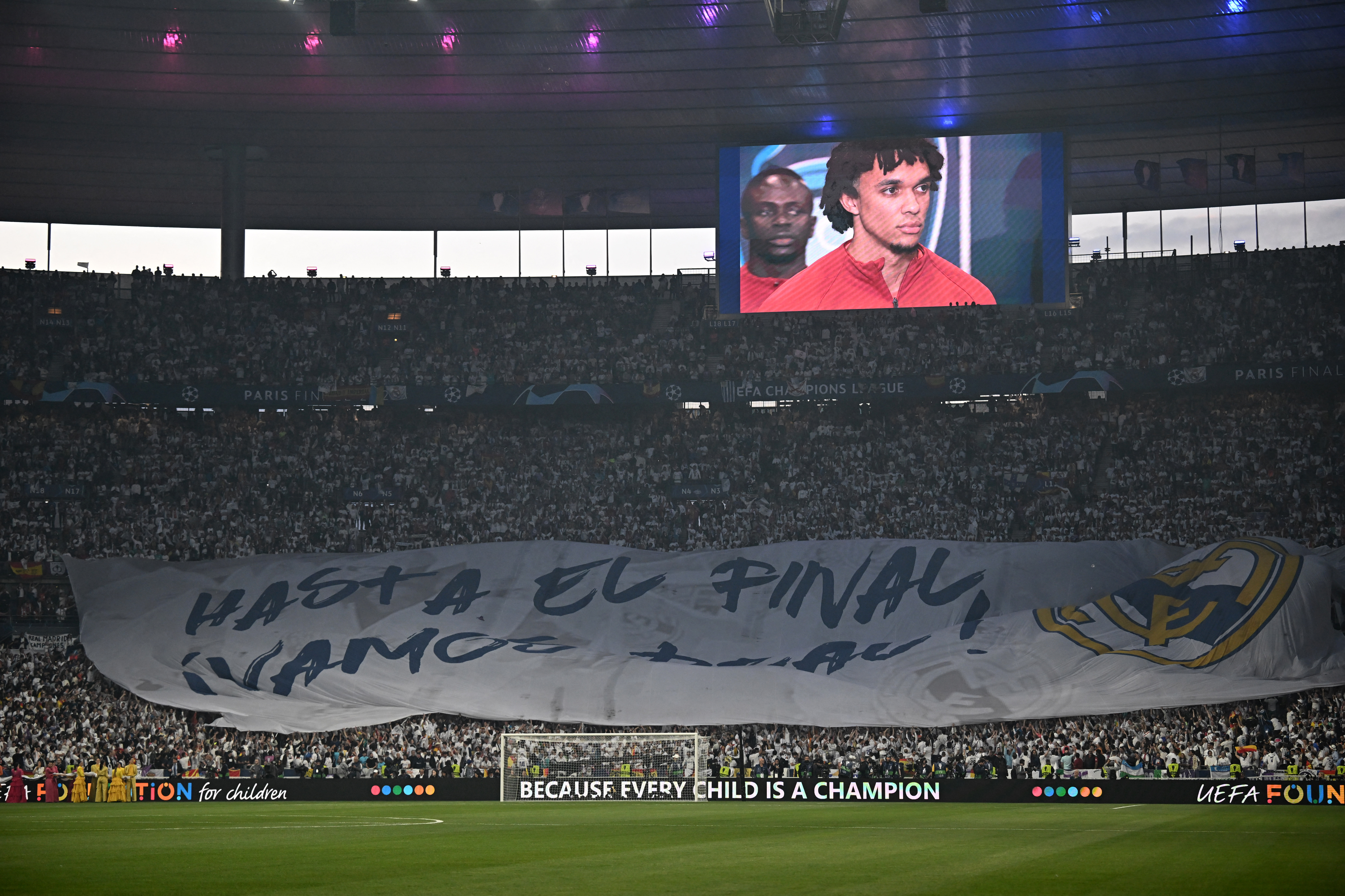 Los hinchas del Real Madrid desplegaron una bandera en las gradas del Stade de France. 