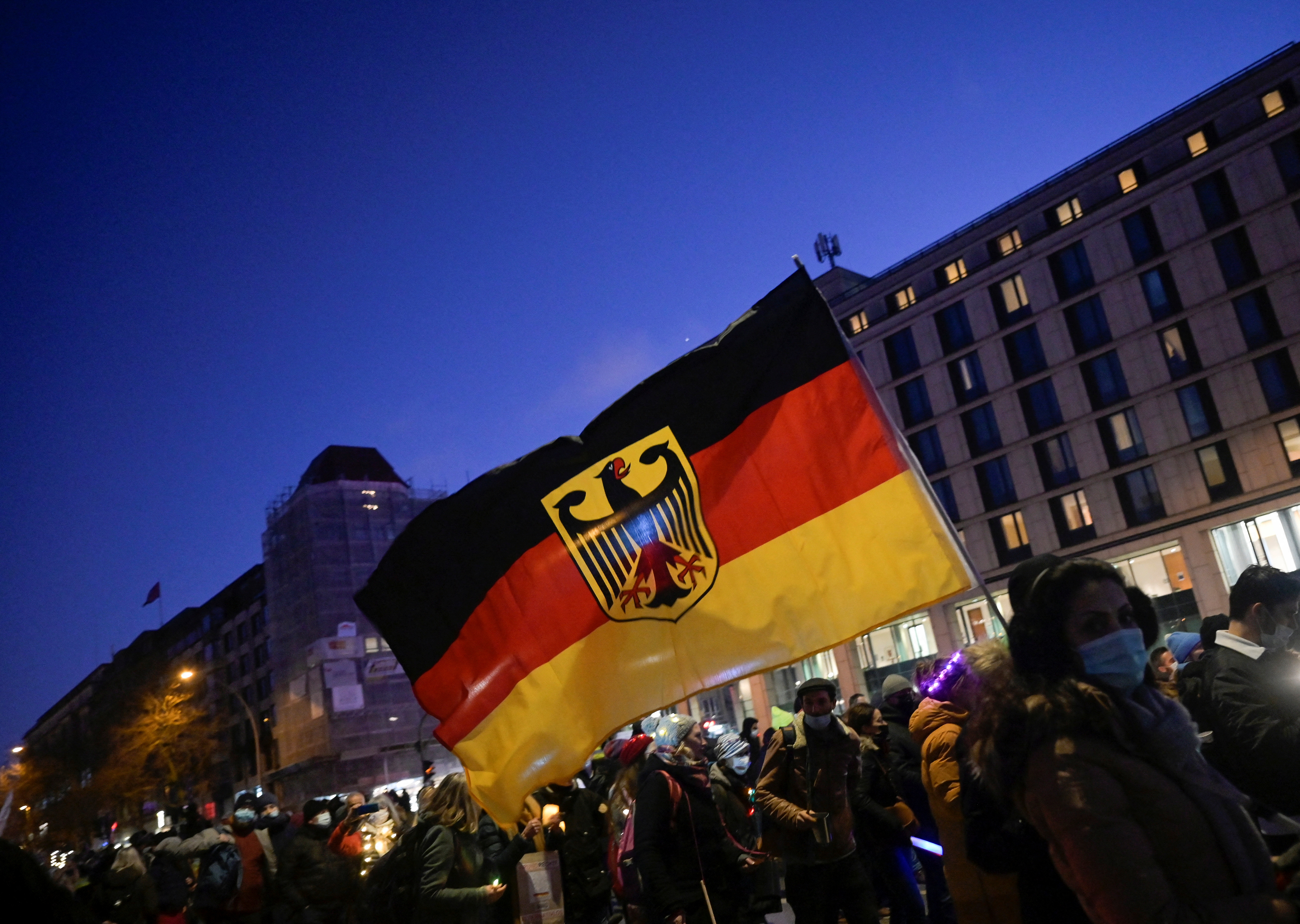 Una bandera de Alemania durante una manifestación contra las restricciones por el COVID-19 (REUTERS/Fabian Bimmer)
