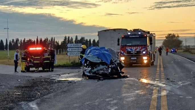 Tragedia en C&oacute;rdoba: tres personas murieron en un choque entre una camioneta y un cami&oacute;n con acoplado