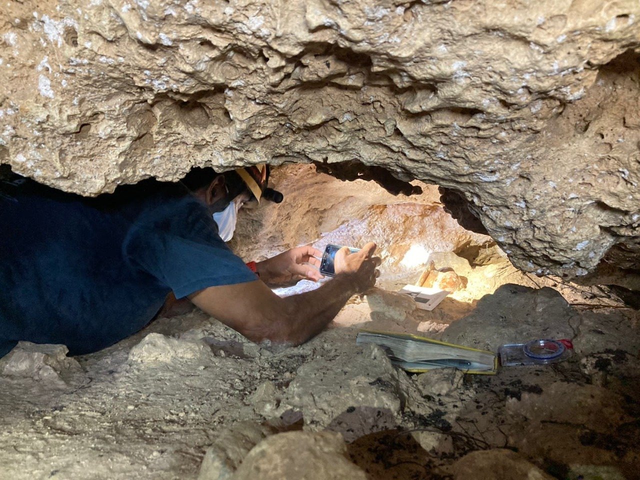 Por el tamaño del espacio en el que se encontraba la vasija, su extracción fue un proceso meticuloso para no causarle ningún tipo de daño a la pieza
Foto:
INAH