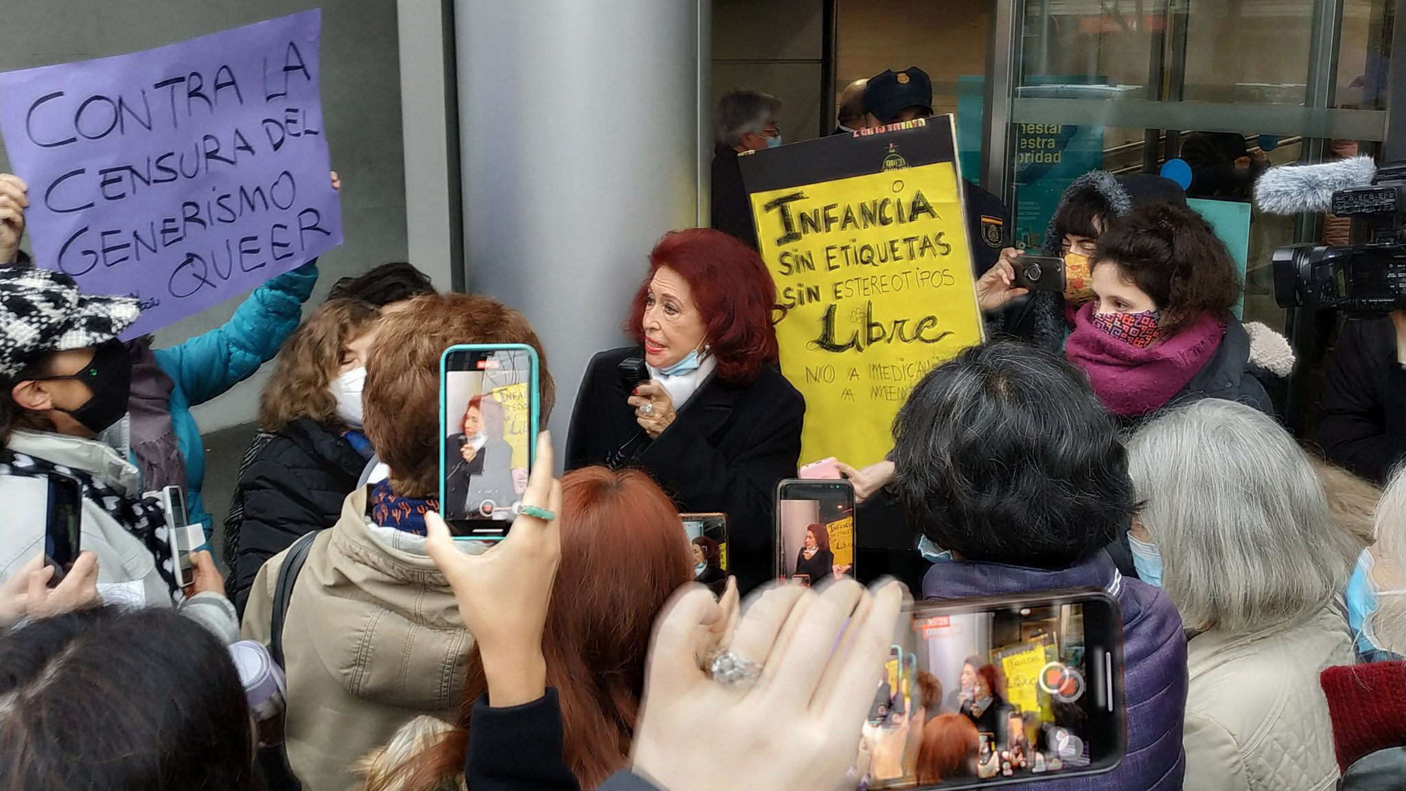 La militante antifranquista Lidia Falcón, frente a los tribunales españoles, enfrentando la denuncia de algunas extremistas feministas