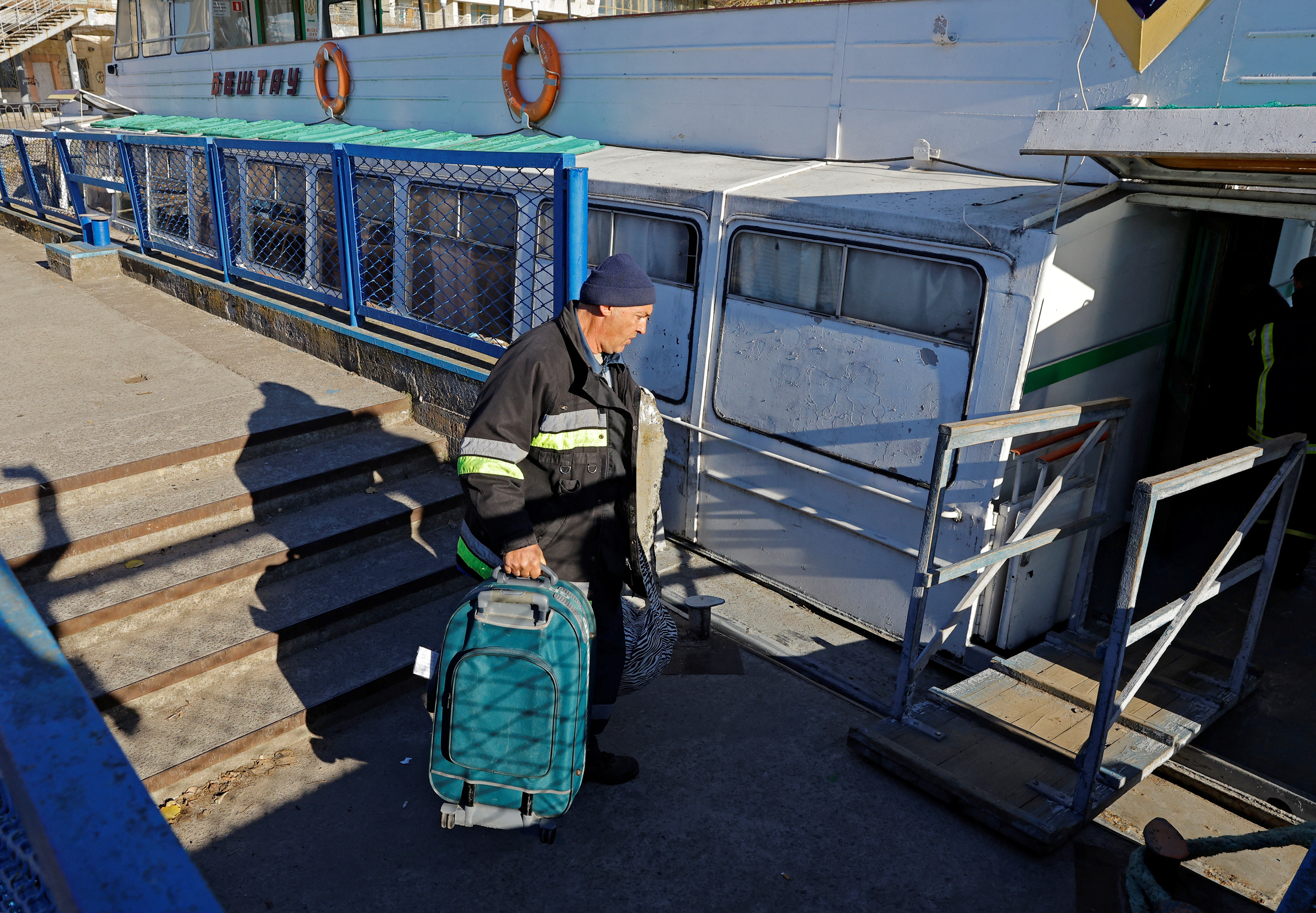 Un hombre sube a un ferry durante la evacuación de los residentes de Kherson, el 31 de octubre de 2022. REUTERS/Alexander Ermochenko