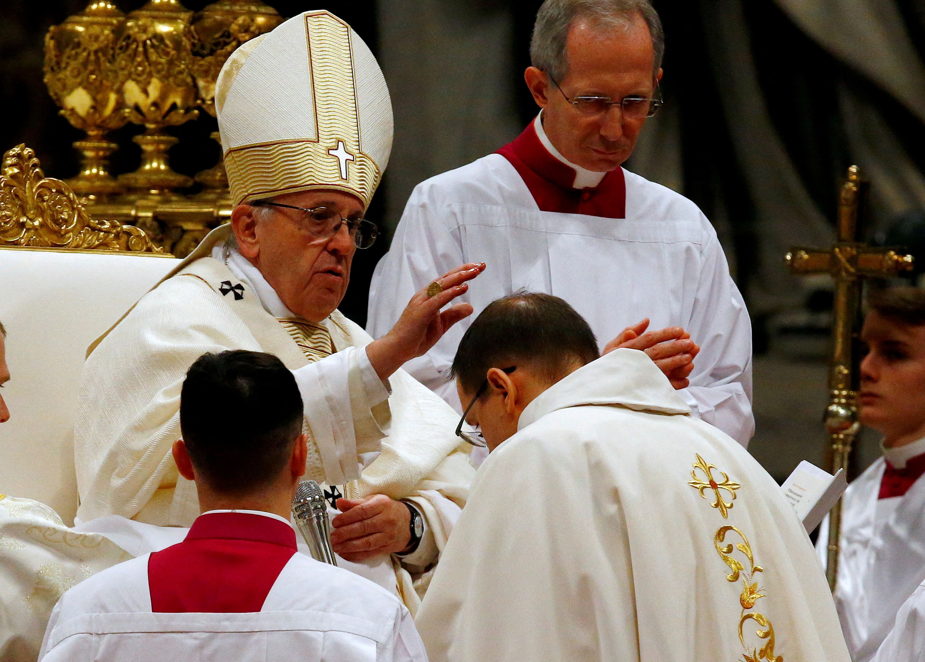 El papa Francisco bendice a Mons. Waldemar Stanislaw Sommertag (REUTERS/Stefano Rellandini)