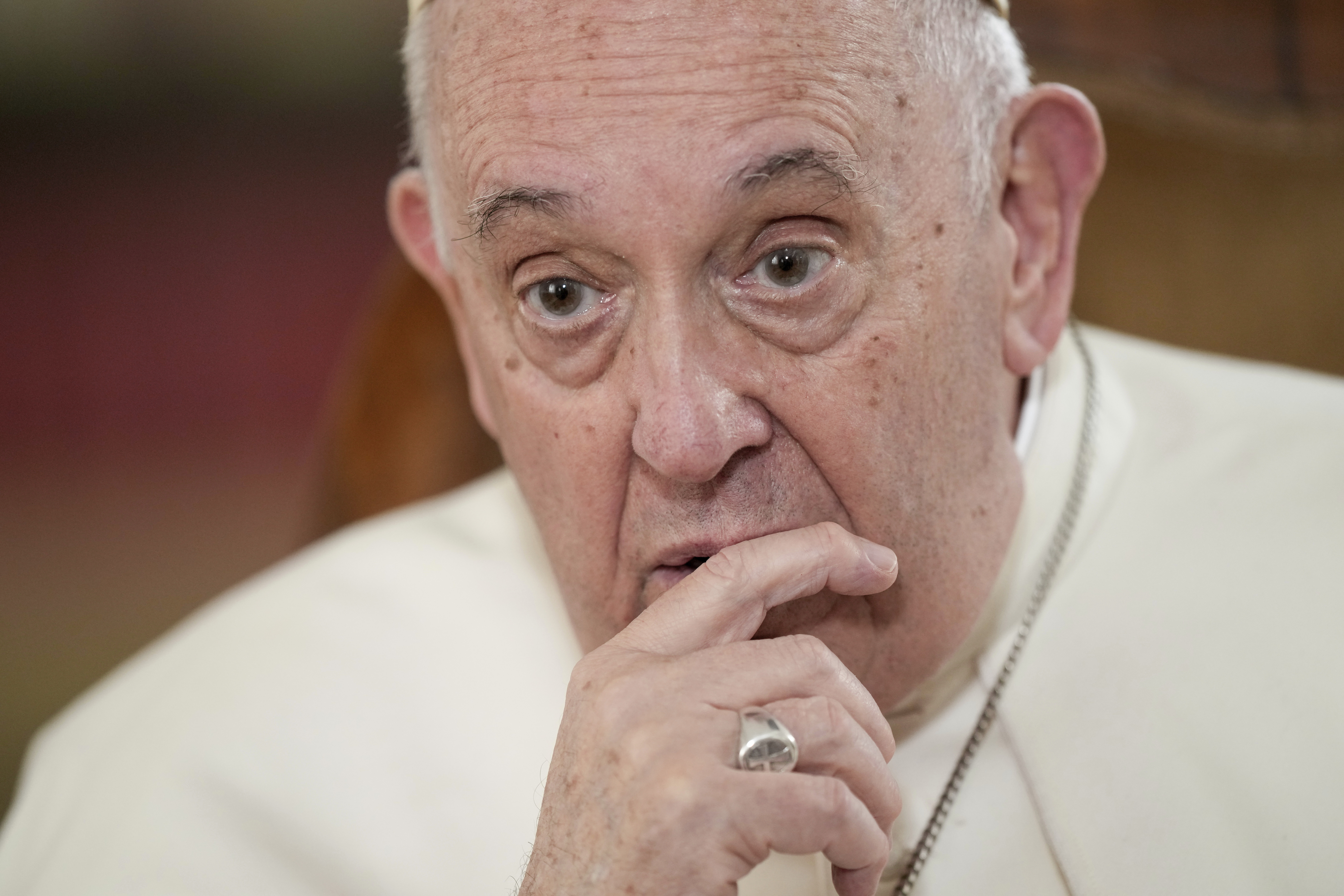 El papa Francisco habla durante una entrevista con The Associated Press en el Vaticano, el martes 24 de enero de 2023. (AP Foto/Andrew Medichini)