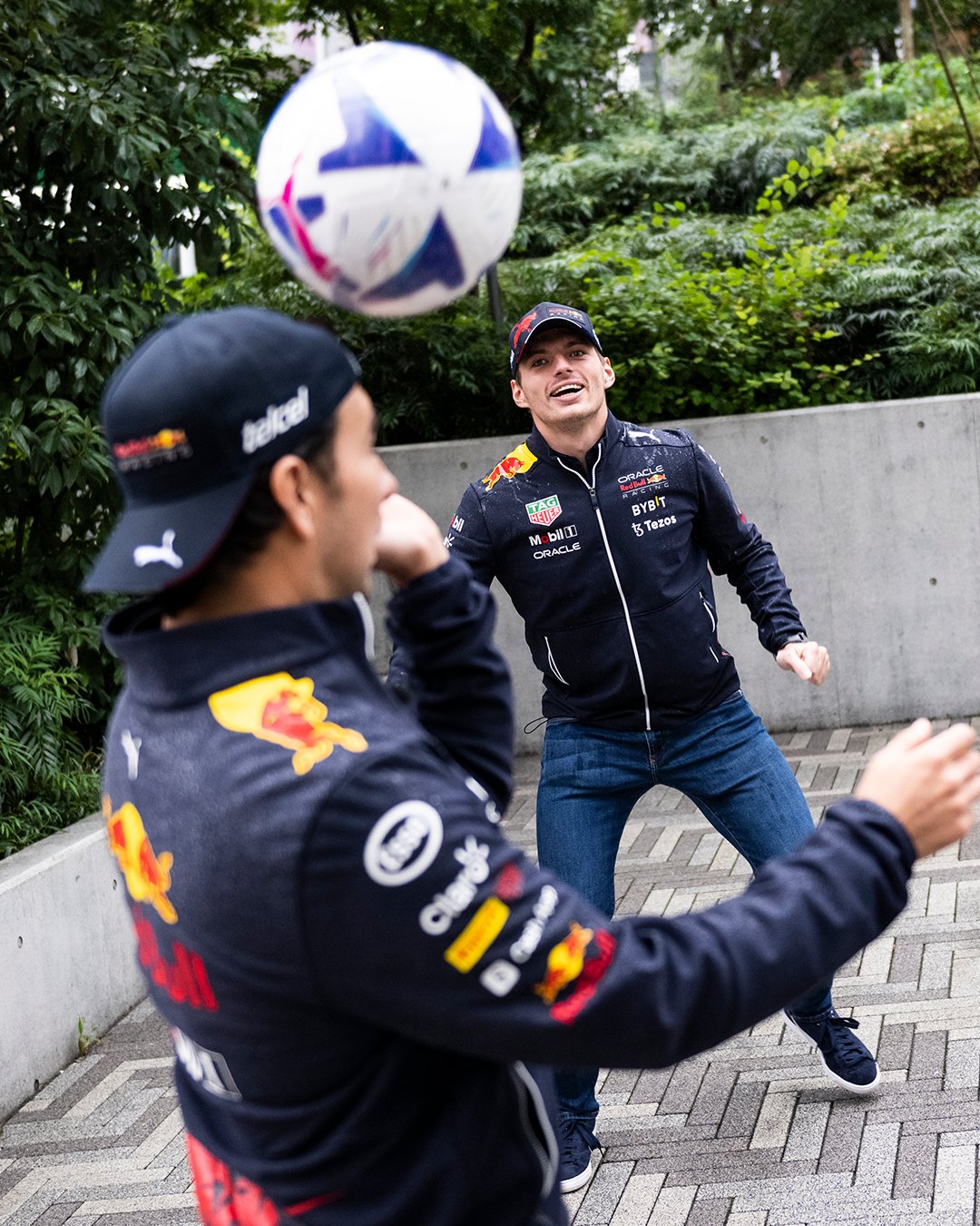 Checo Pérez y Max Verstappen compartieron una breve sesión de freestyle con el atleta japonés Kotaro Tokuda (Foto: Twitter/@redbullracing)