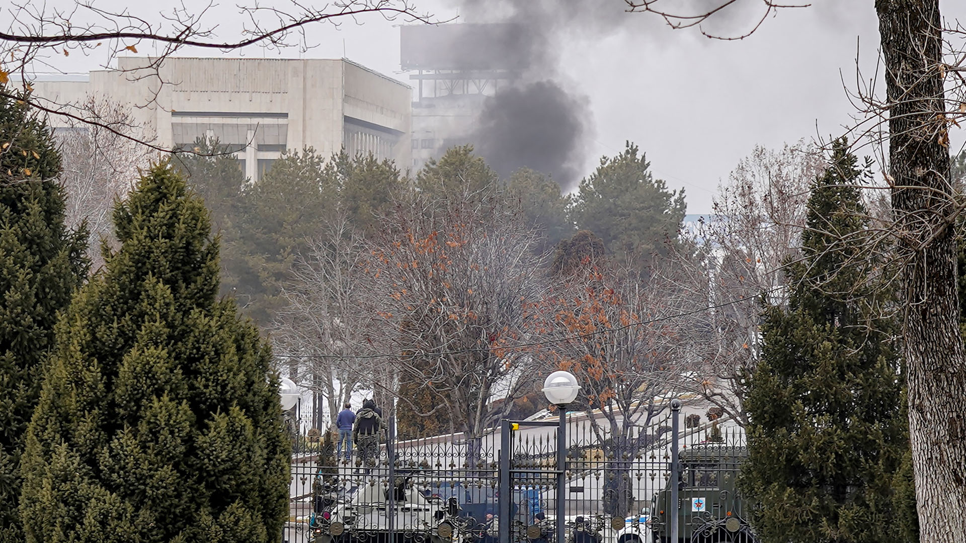 El humo se eleva de uno de los edificios administrativos (Abduaziz MADYAROV / AFP)