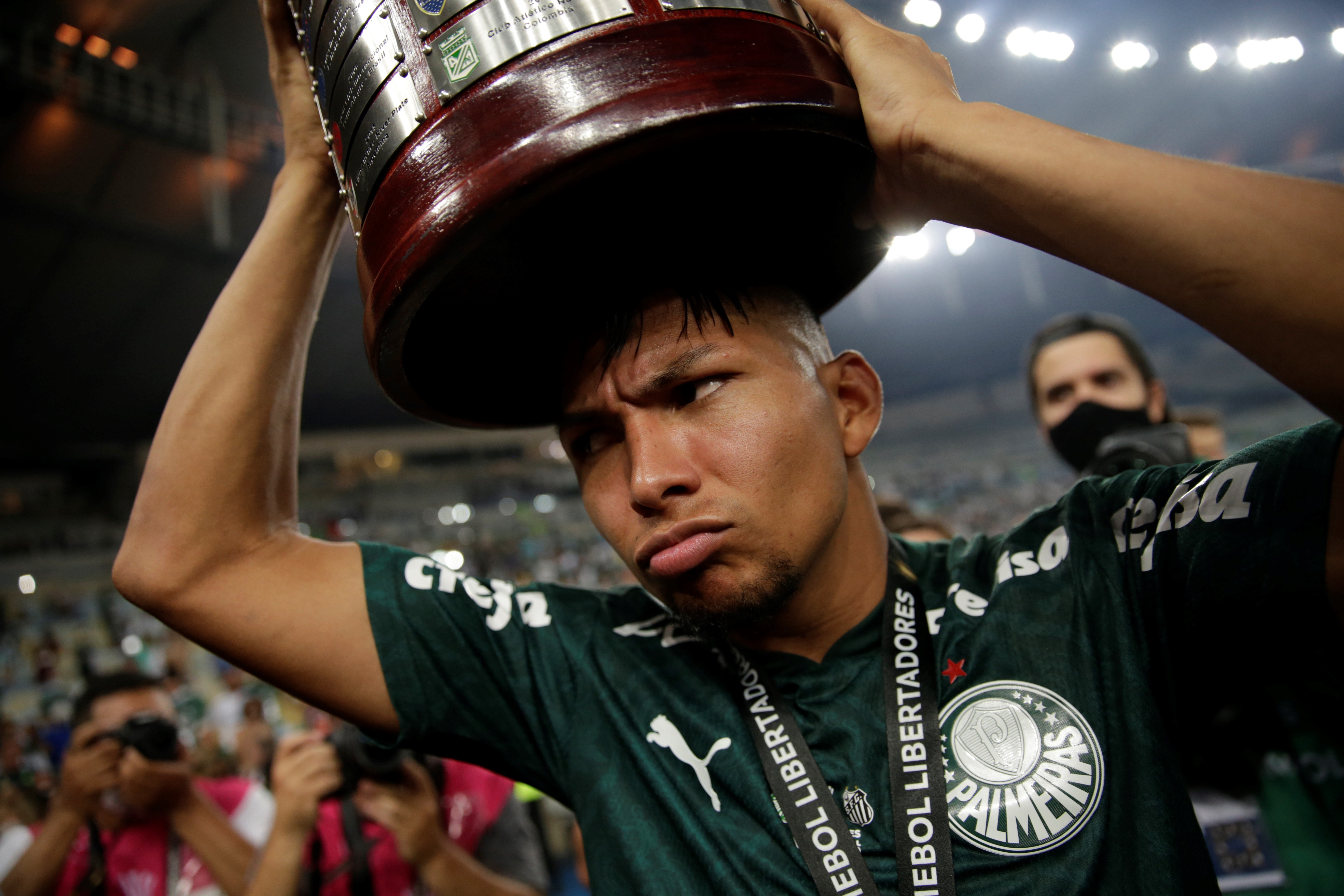 Rony de Palmeiras sostiene el trofeo sobre su cabeza hoy, luego de ganar la final de la Copa Libertadores contra Santos, en el estadio Maracaná de Río de Janeiro (Brasil). EFE/Ricardo Moraes
