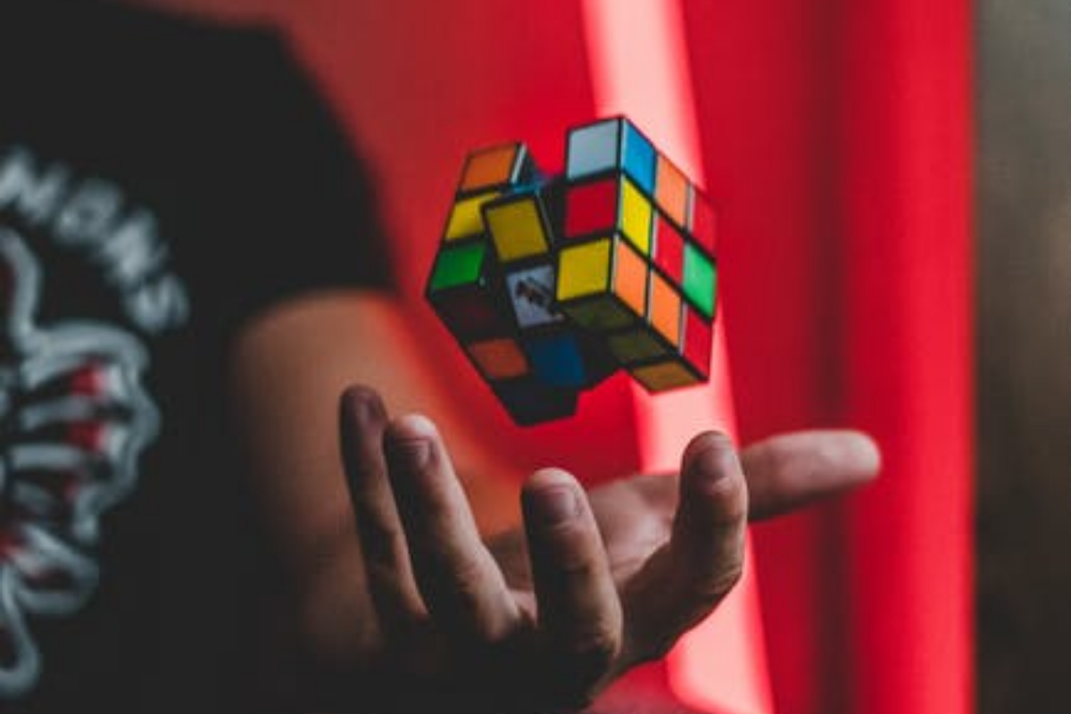 Cubo Rubik: el juguete más vendido de la historia que se creó de casualidad, gracias a un joven arquitecto húngaro que buscaba incentivar a sus alumnos