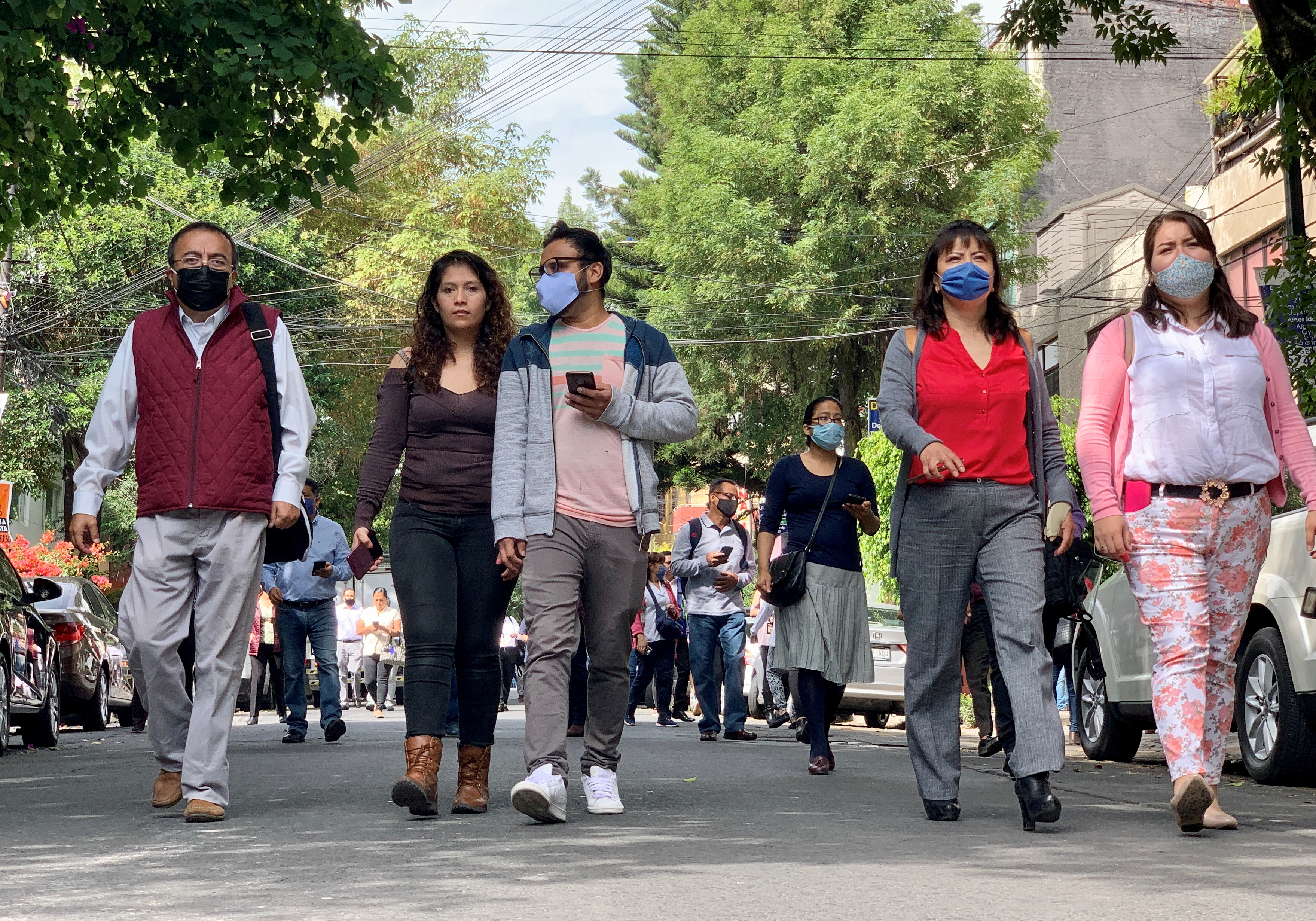 Personas en la calle en la Ciudad de México tras el sismo (REUTERS/Carlos Jasso)