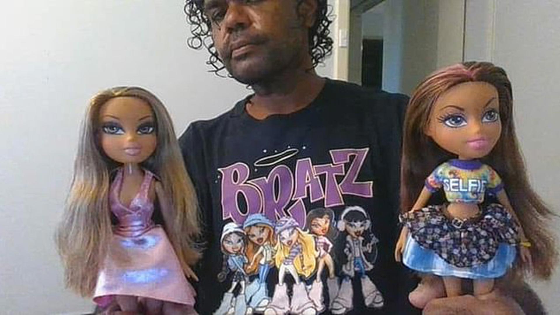 Terry Kelly junto a dos de sus muñecas preferidas
