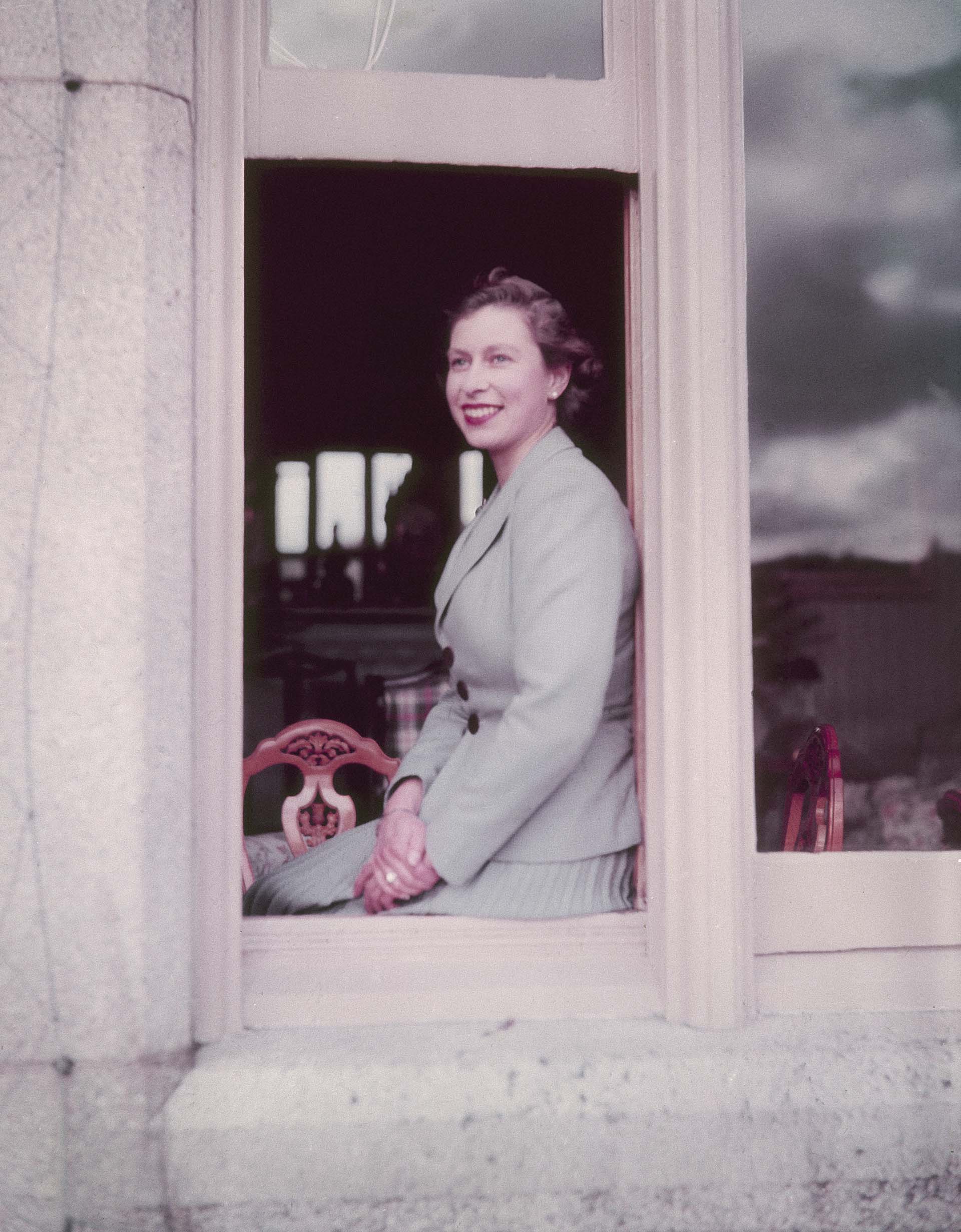 La reina Isabel II sentada en la ventana del castillo de Balmoral, en Escocia, el 9 de septiembre de 1952.. (Photo by Lisa Sheridan/Studio Lisa/Getty Images)