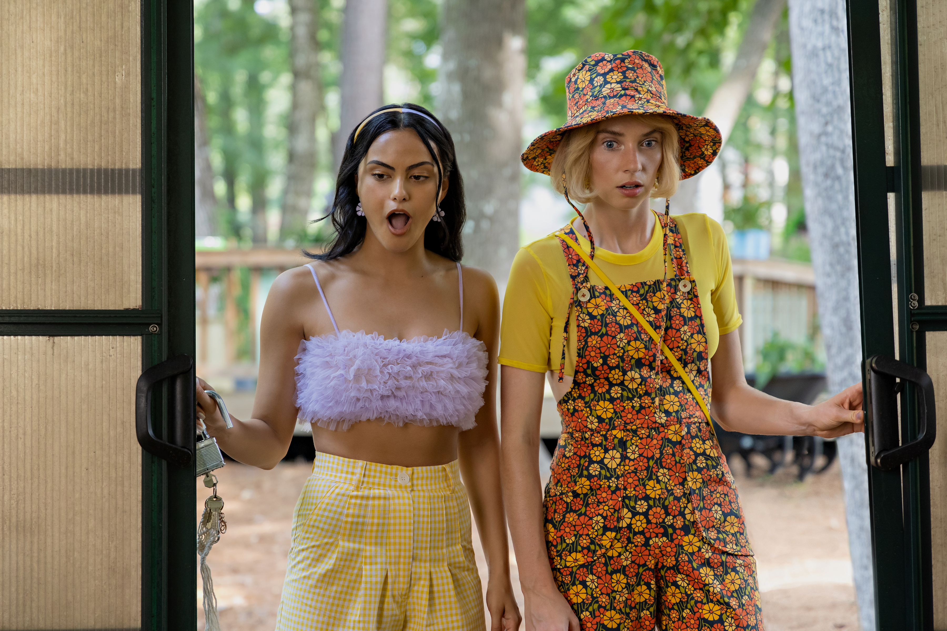 Camila Mendes y Maya Hawke dan vida a Drea y Eleanor respectivamente en "Revancha ya". (Netflix)