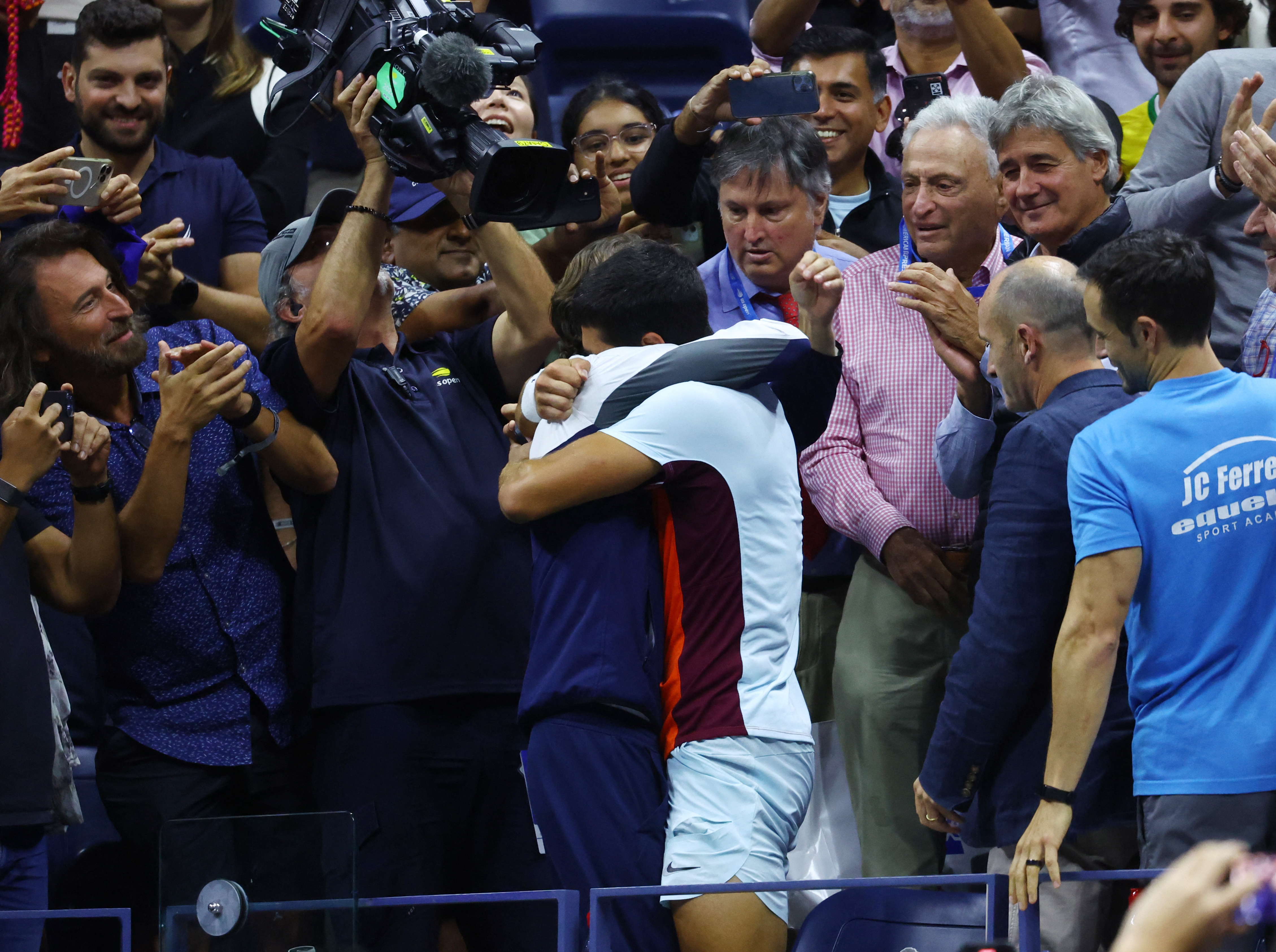 Tennis - U.S. Open - Flushing Meadows, New York, United States - September 11, 2022  Spain's Carlos Alcaraz celebrates with his coach Juan Carlos Ferrero after winning the men's final against Norway's Casper Ruud REUTERS/Mike Segar