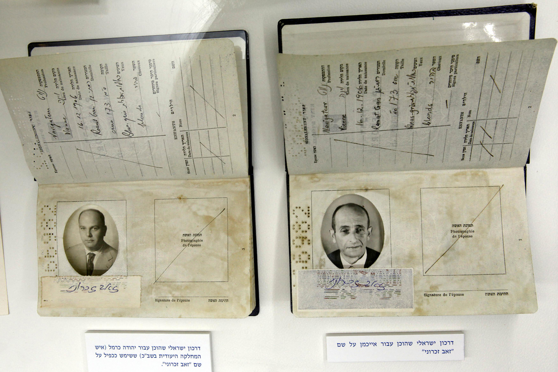 Uno de los pasaportes falsos usados los los agentes del Mossad para la Operación Garibaldi. Y otro confeccionado para que Eichmann volara hacia Israel con una identidad falsa (AFP)