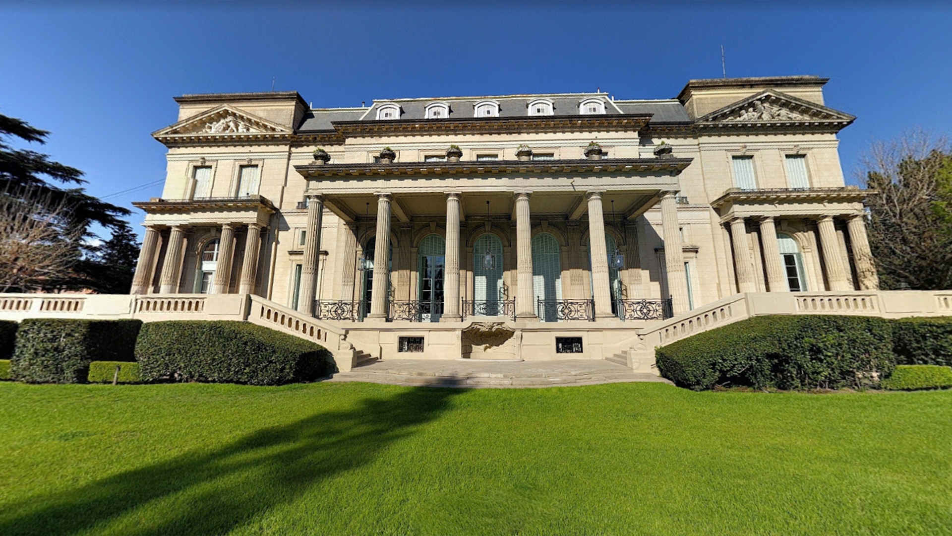 La imponente fachada del Palacio Sans Souci, en Victoria (Google Street View)