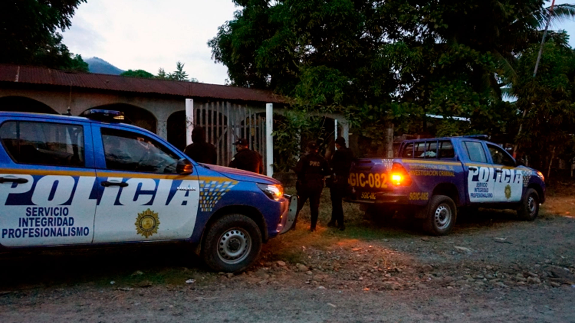 Carros de Policía fuera de la casa del periodista guatemalteco Juan Bautista Xol, en el municipio de El Estor, Izabal. Foto: Prensa Comunitaria.